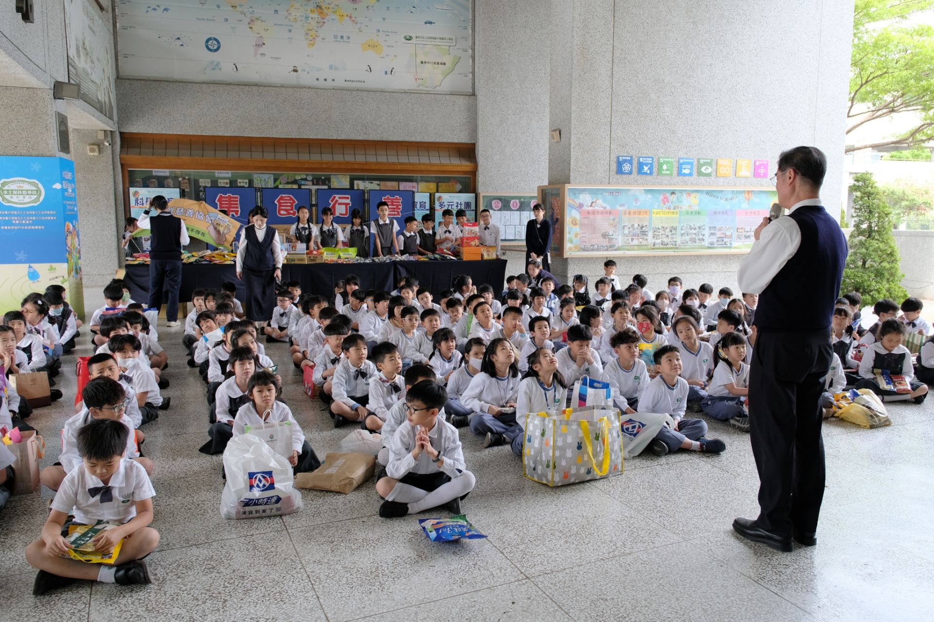 姚智化校長勉勵小朋友在歡度兒童節的同時,也要懷抱感恩、分享與助人的心。