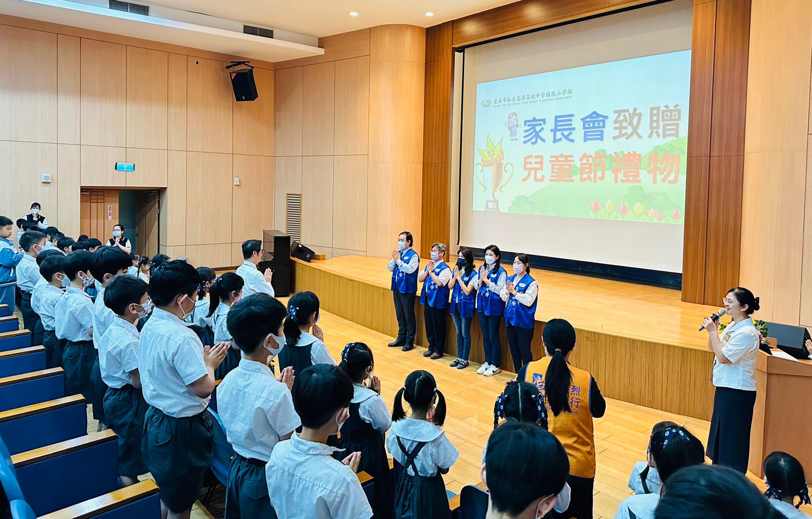 本校家長會於兒童節活動中致贈益智禮物與跳繩等健康小禮物,祝福孩子們在歡樂中成長,遠離3C、擁有快樂又健康的童年