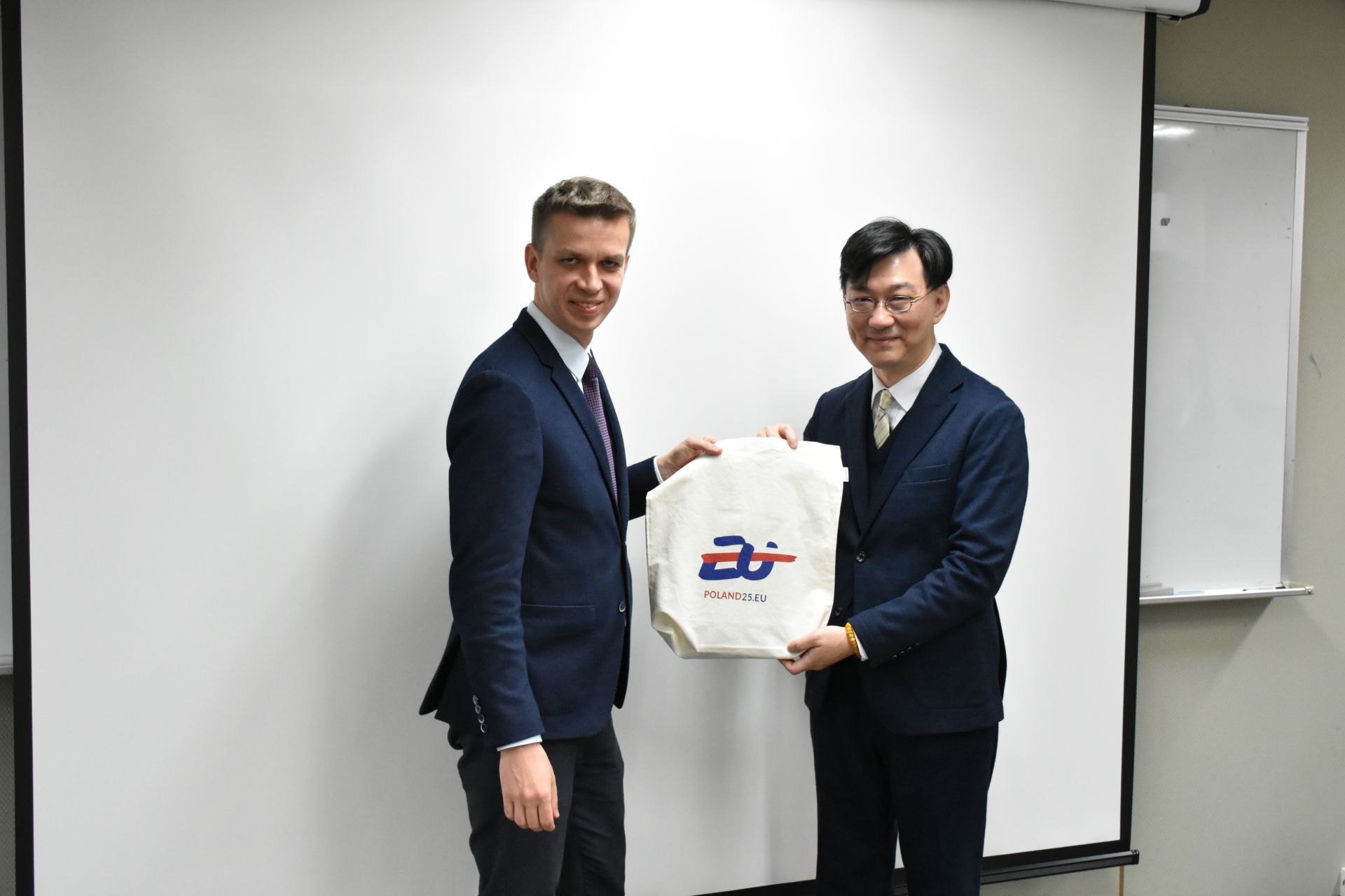 波蘭臺北辦事處副處長Łukasz Weremiuk致贈紀念品予內政部次長董建宏