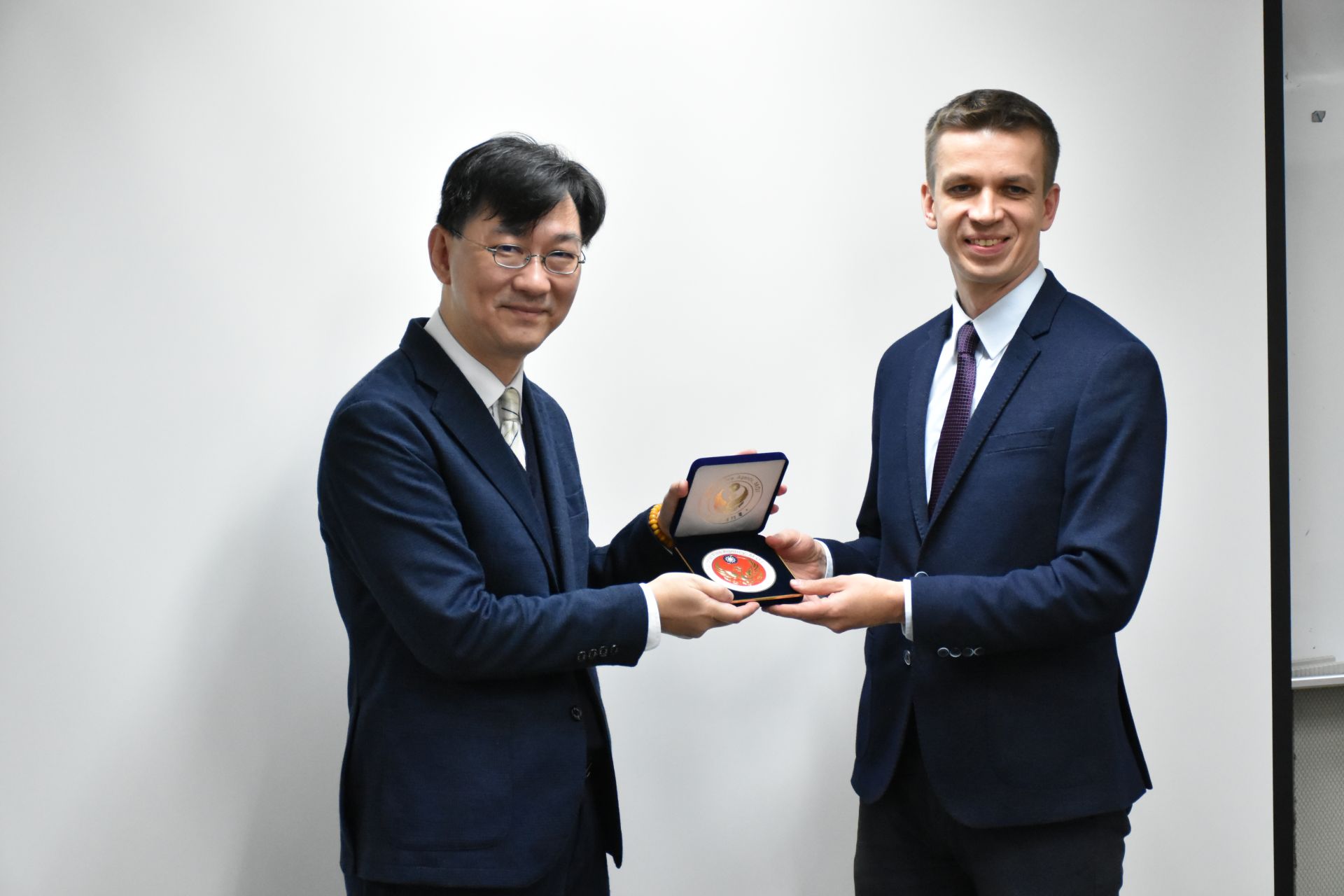 內政部次長董建宏致贈紀念品予波蘭臺北辦事處副處長Łukasz Weremiuk
