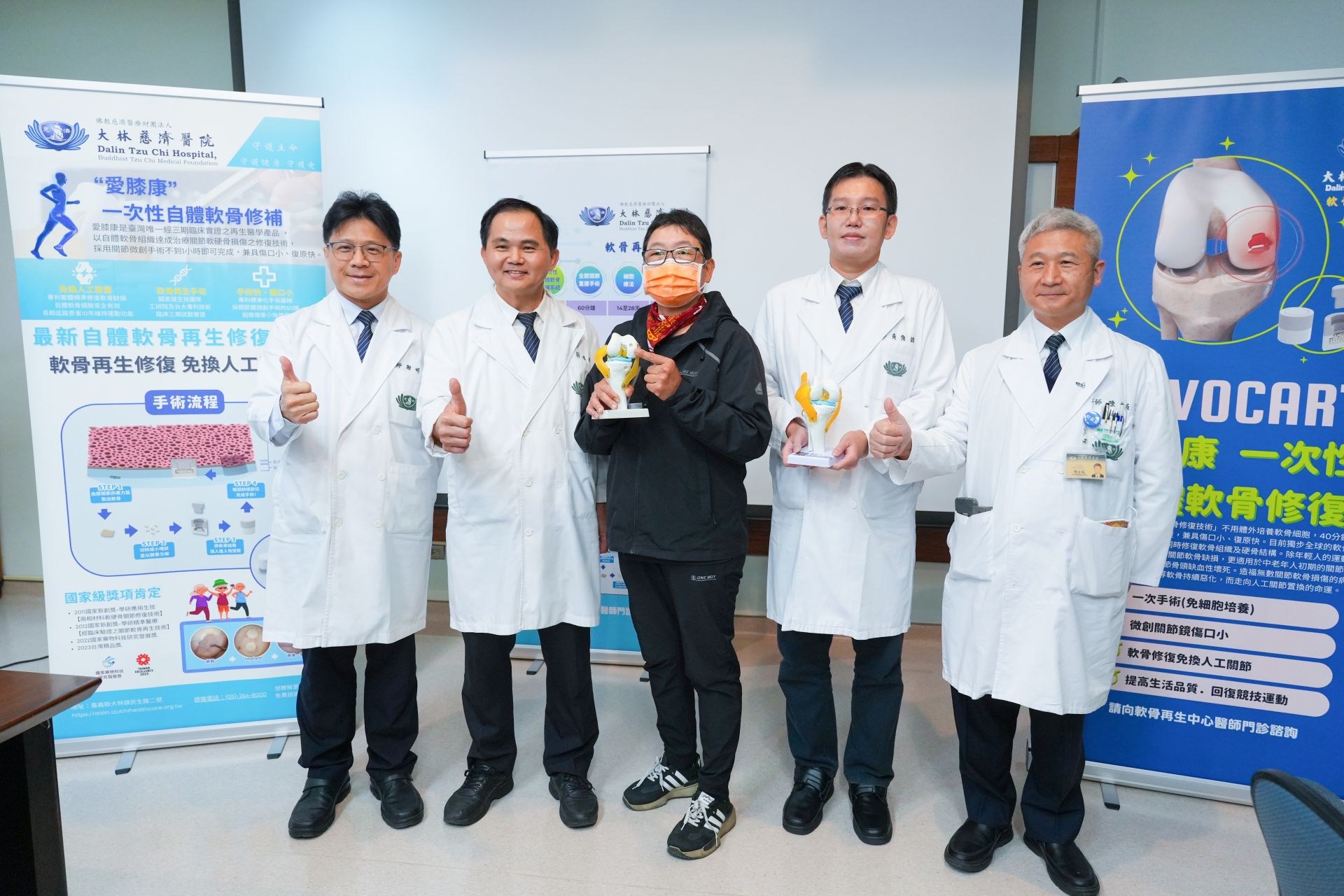 左起:骨科部主任謝明宏、黃俊錫醫師、病人駱女士、簡瑞騰副院長、陳金城副院長。