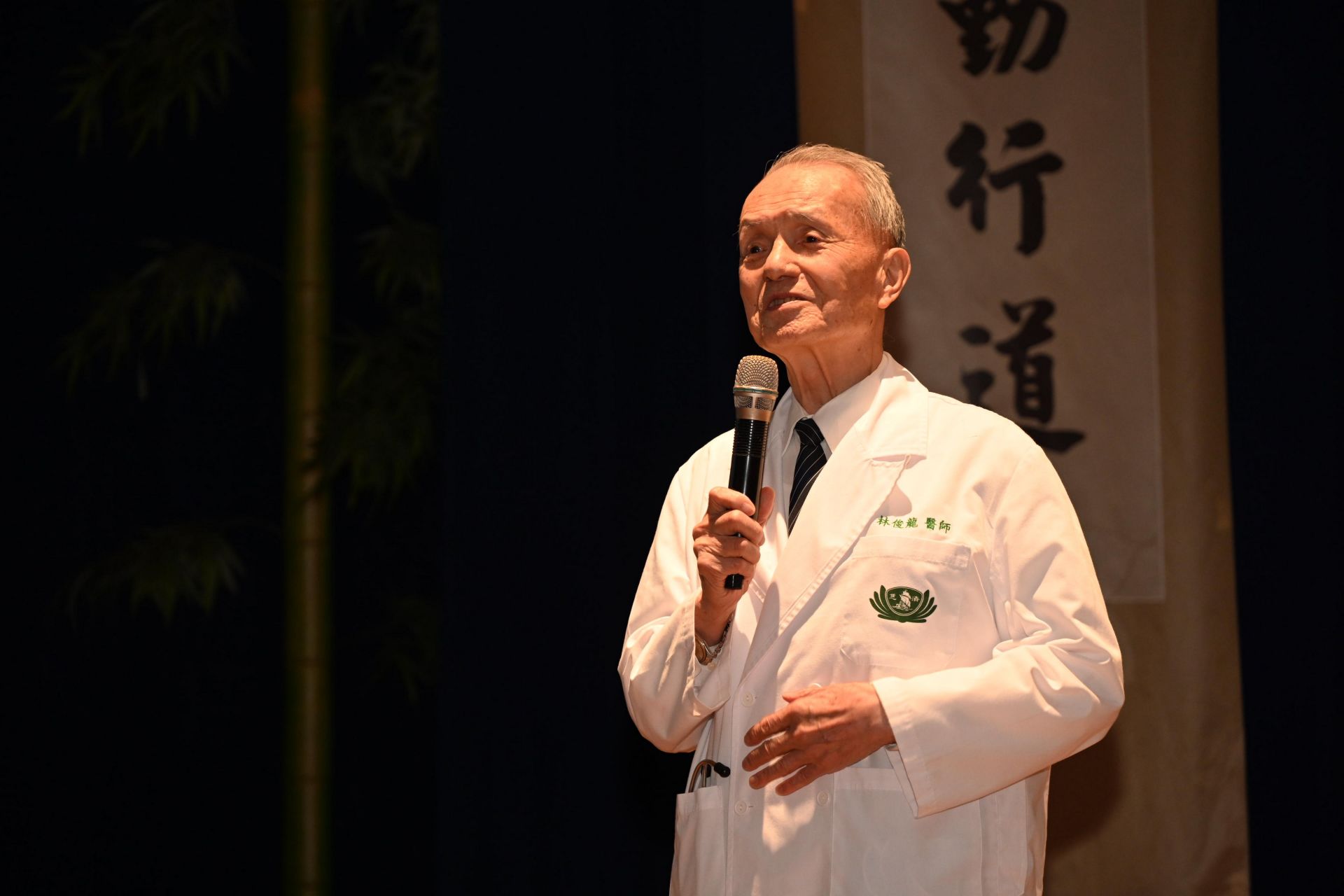 慈濟醫療志業執行長林俊龍感念吳弘斌引進人工電子耳技術,讓聽障者重獲新「聲」,是醫者典範。