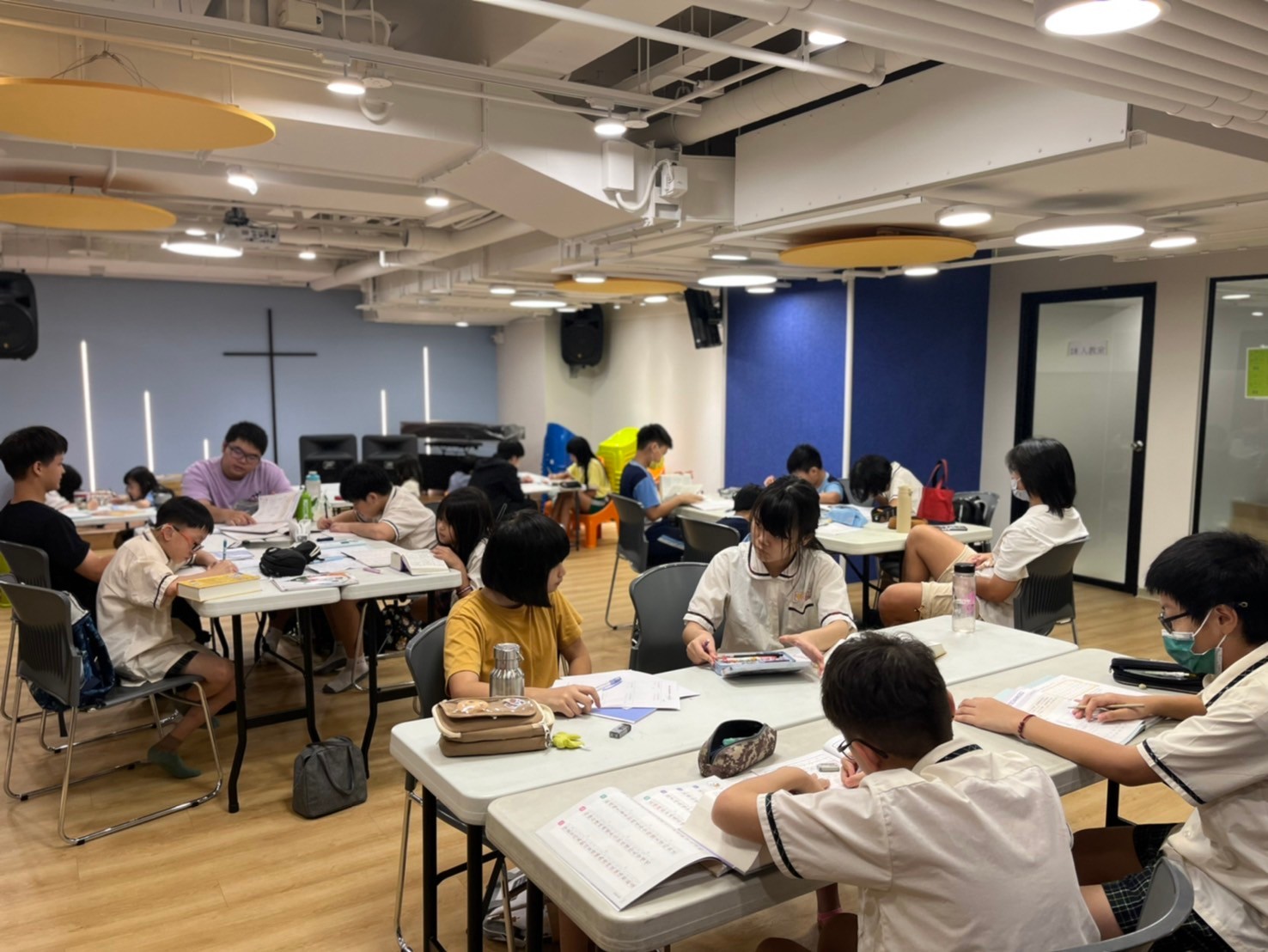由新北市幸福種子全人關懷協會成立的小衛星多元福利據點++讓國中小弱勢學生下課後可以有個照顧、學習的去處