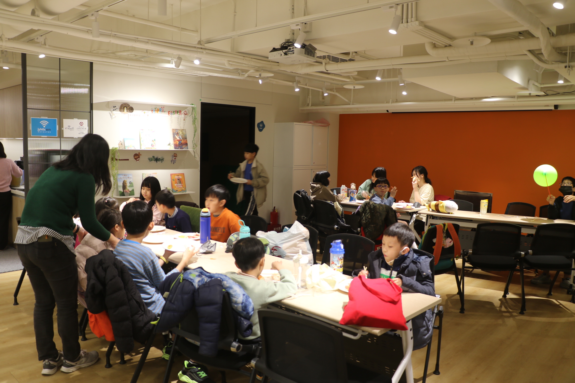 孩子到小衛星來++第一個先解決肚子++吃飽了再複習、寫功課