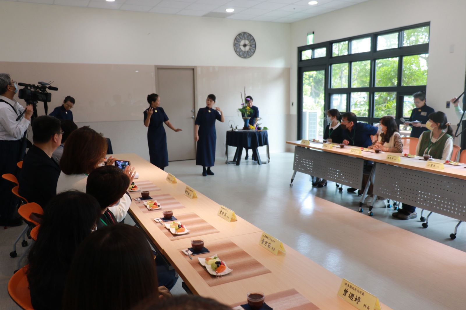 慈濟師姊妙手生華演出,歡喜迎貴賓到訪。