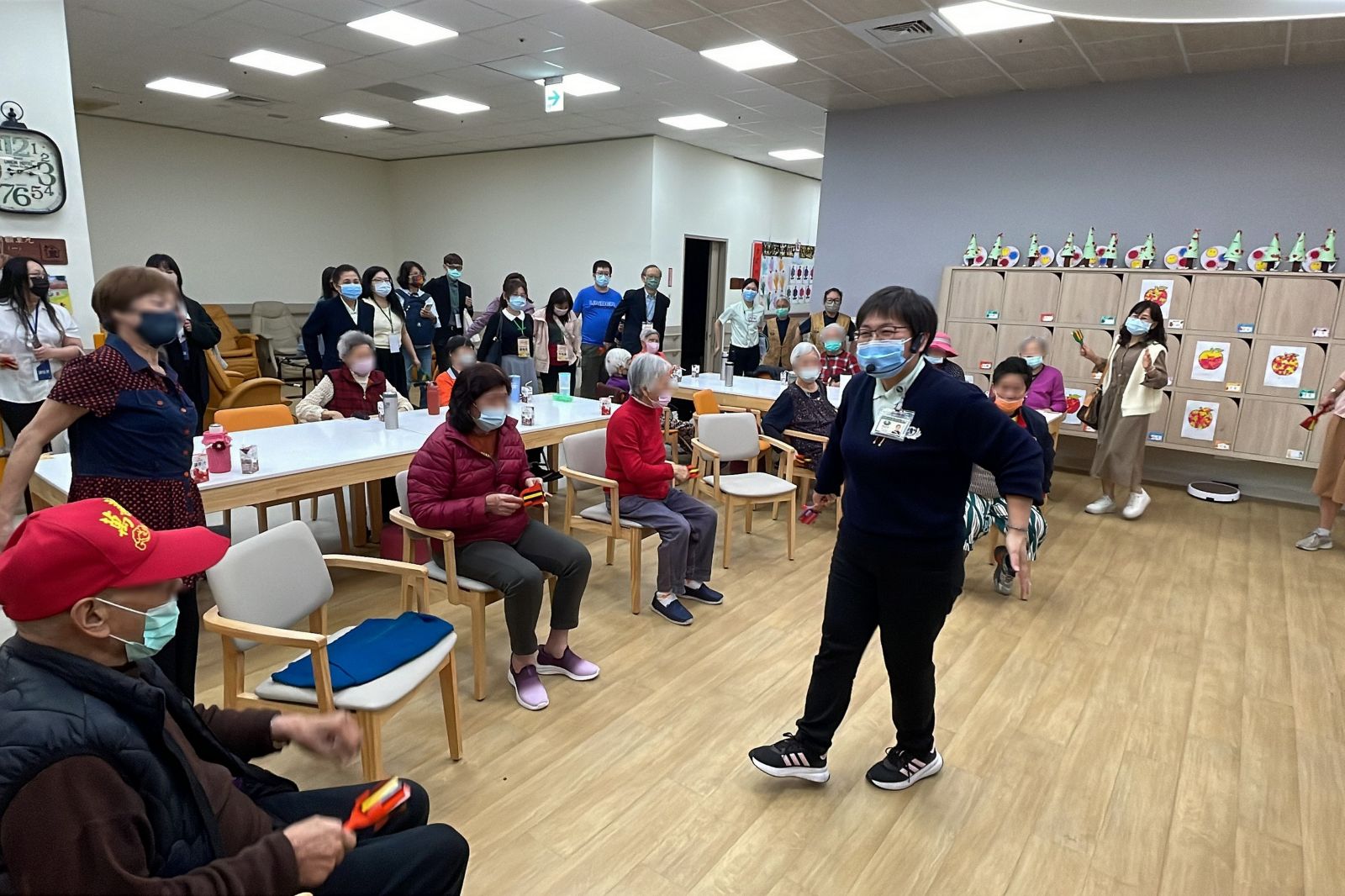 貴賓參觀長輩團體課程,體驗他們日常生活。