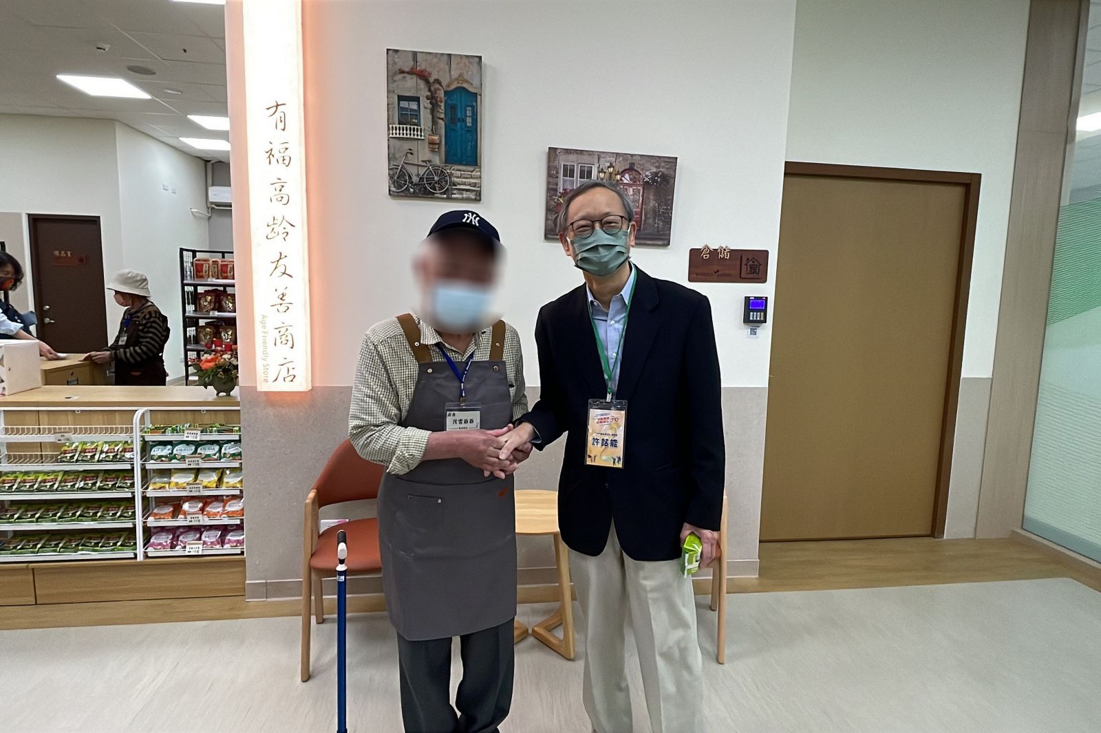 臺灣照顧管理協會理事長許銘能(右)感受慈濟仁愛長照機構用心用愛照顧長輩。