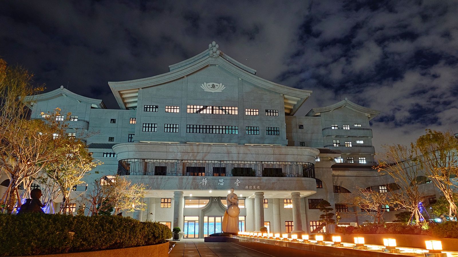 關渡靜思堂建築設計，在能源管理引入能源效率分析管理系統，參與台電需量反應負載管理措施。