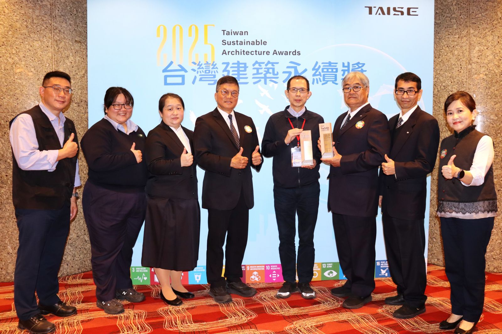 慈濟基金會劉效成副執行長、慈濟基金會營建處團隊、慈濟人文志業團隊等共同見證獲獎殊榮。