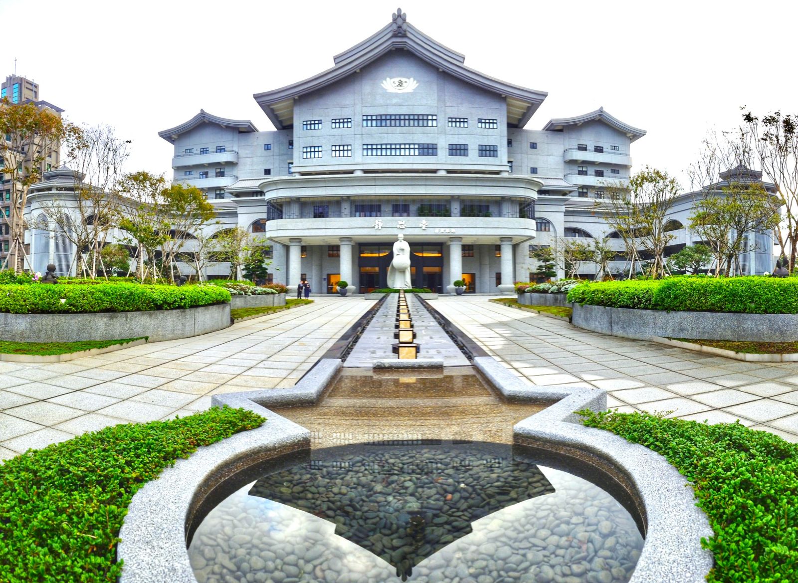 設計團隊透過細膩的空間規劃，將建築與周圍自然環境緊密結合。