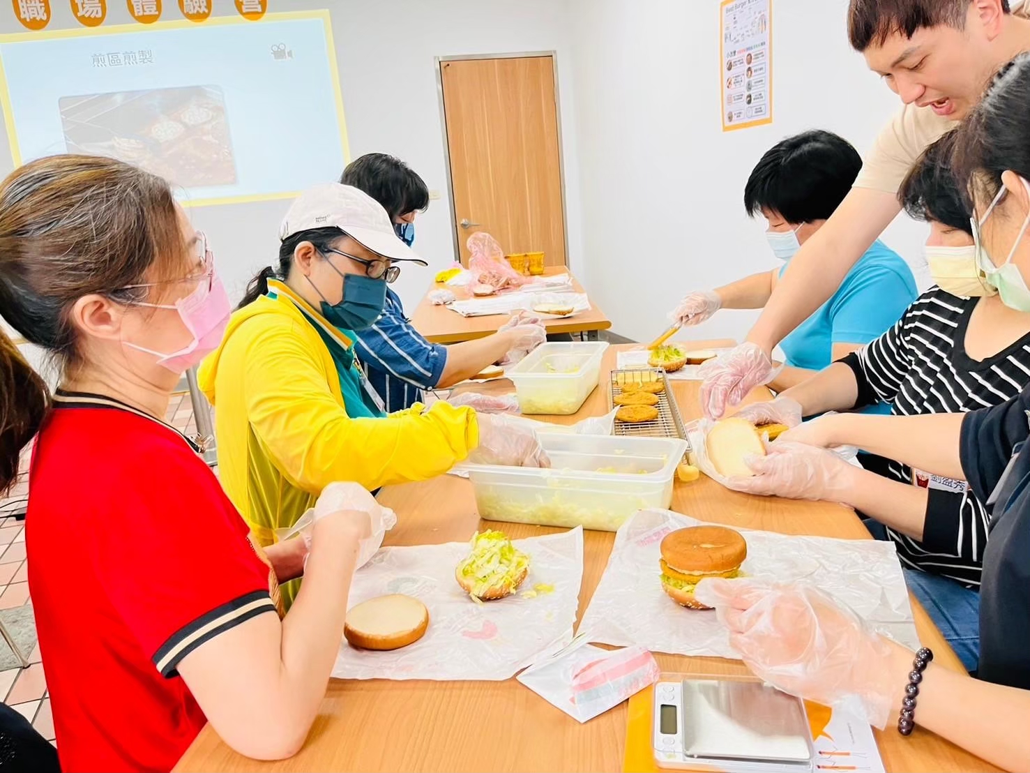 麥當勞體驗漢堡製作