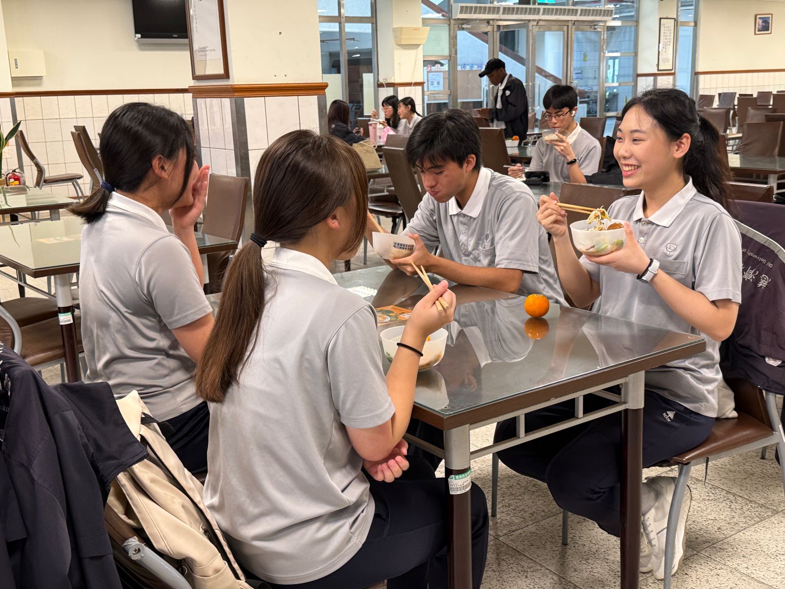 每日餐費不到100元