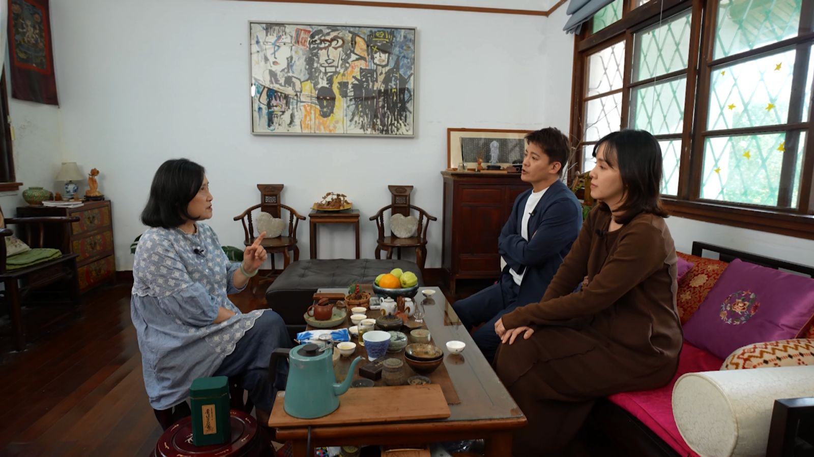 蔣亞妮(右)拜訪恩師東海大學中文系周芬伶教授(左)。謝哲青(中)