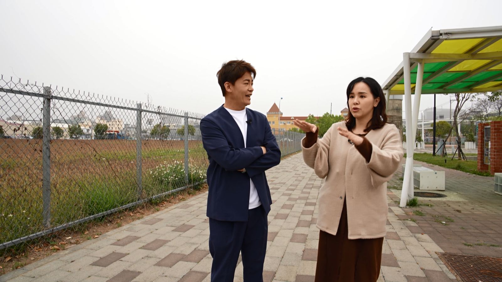 作家蔣亞妮(右)將帶著主持人謝哲青(左),帶領觀眾走入「閱讀也是一種生活風格」