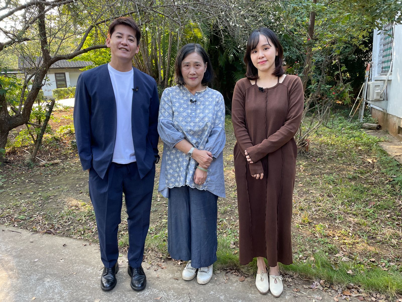 蔣亞妮(右)。東海大學中文系周芬伶教授(中)。謝哲青(左)