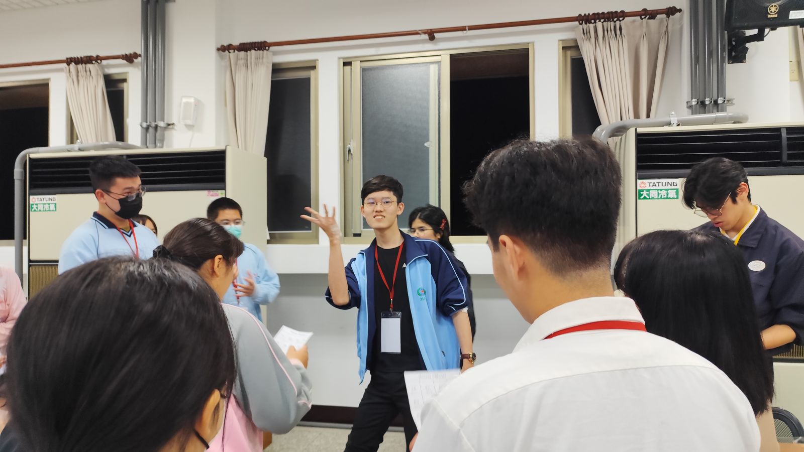 學生們充滿熱情、興奮地參與花苞投擲闖關遊戲