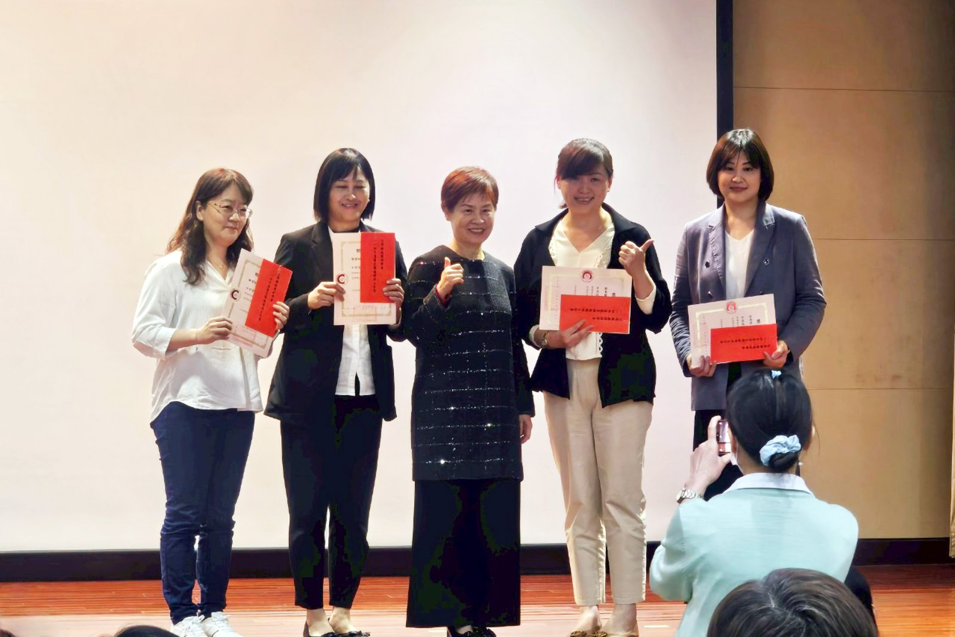 楊佩雯(左二)投入腫瘤護理23年，獲得2025年台灣腫瘤護理學會選出東部唯一一位主管組的優秀腫瘤護理人員。