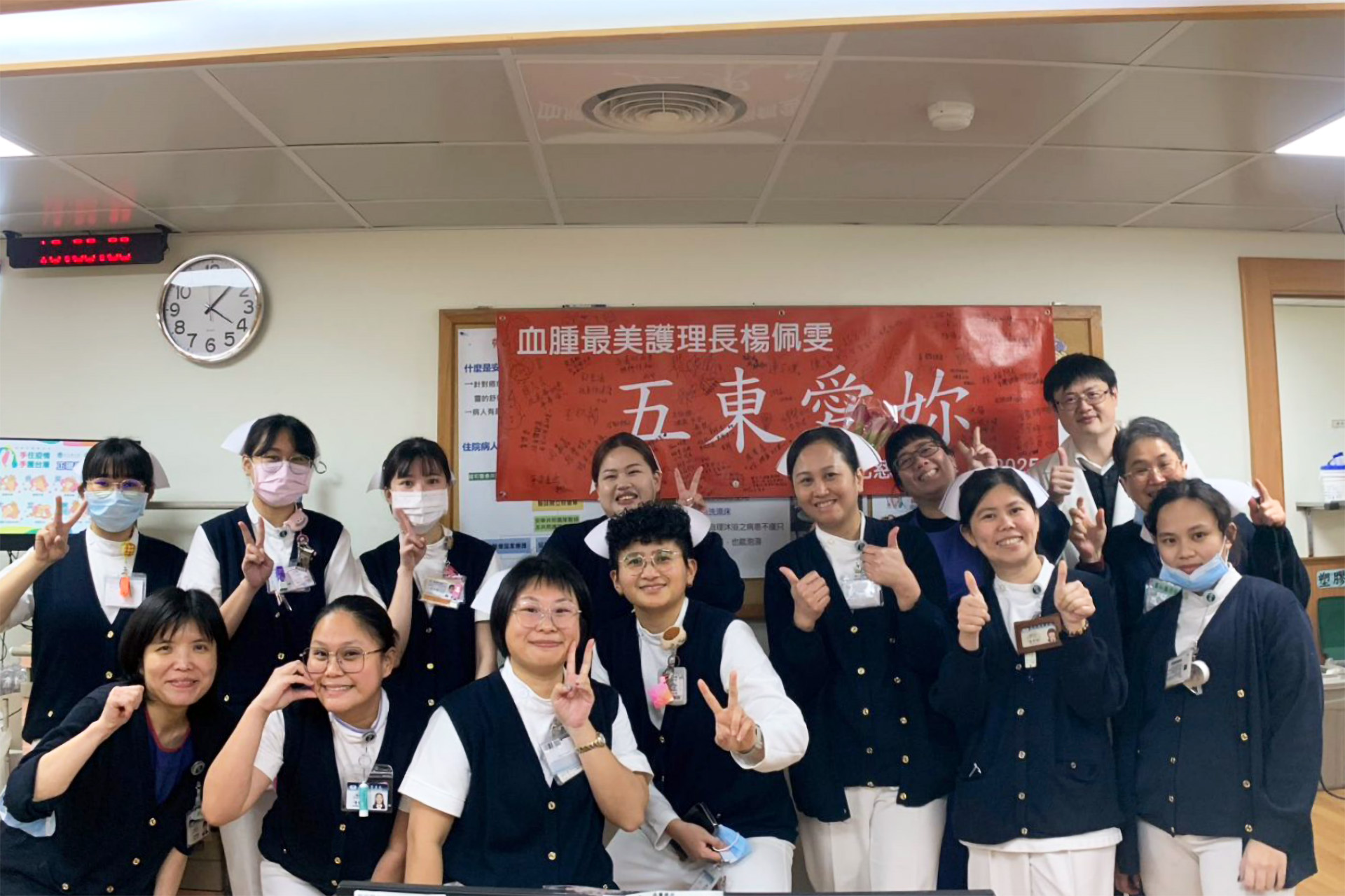 楊佩雯(中排右三)在血液腫瘤病房擔任近11年護理長，轉任腫瘤個管師前夕，同仁們歡送他們眼中人美心更美的「最美護理長」。