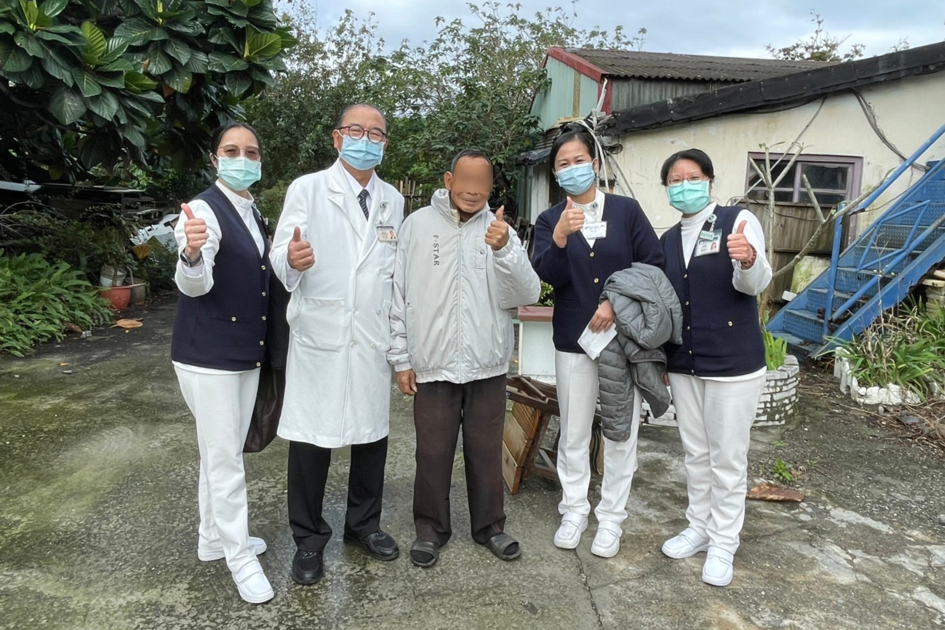 從一接觸護理及投入居家訪視的楊佩雯(右二)常跟著許文林副院長的癌症關懷團隊深入偏鄉，更堅定她長期照護腫瘤病人的路。