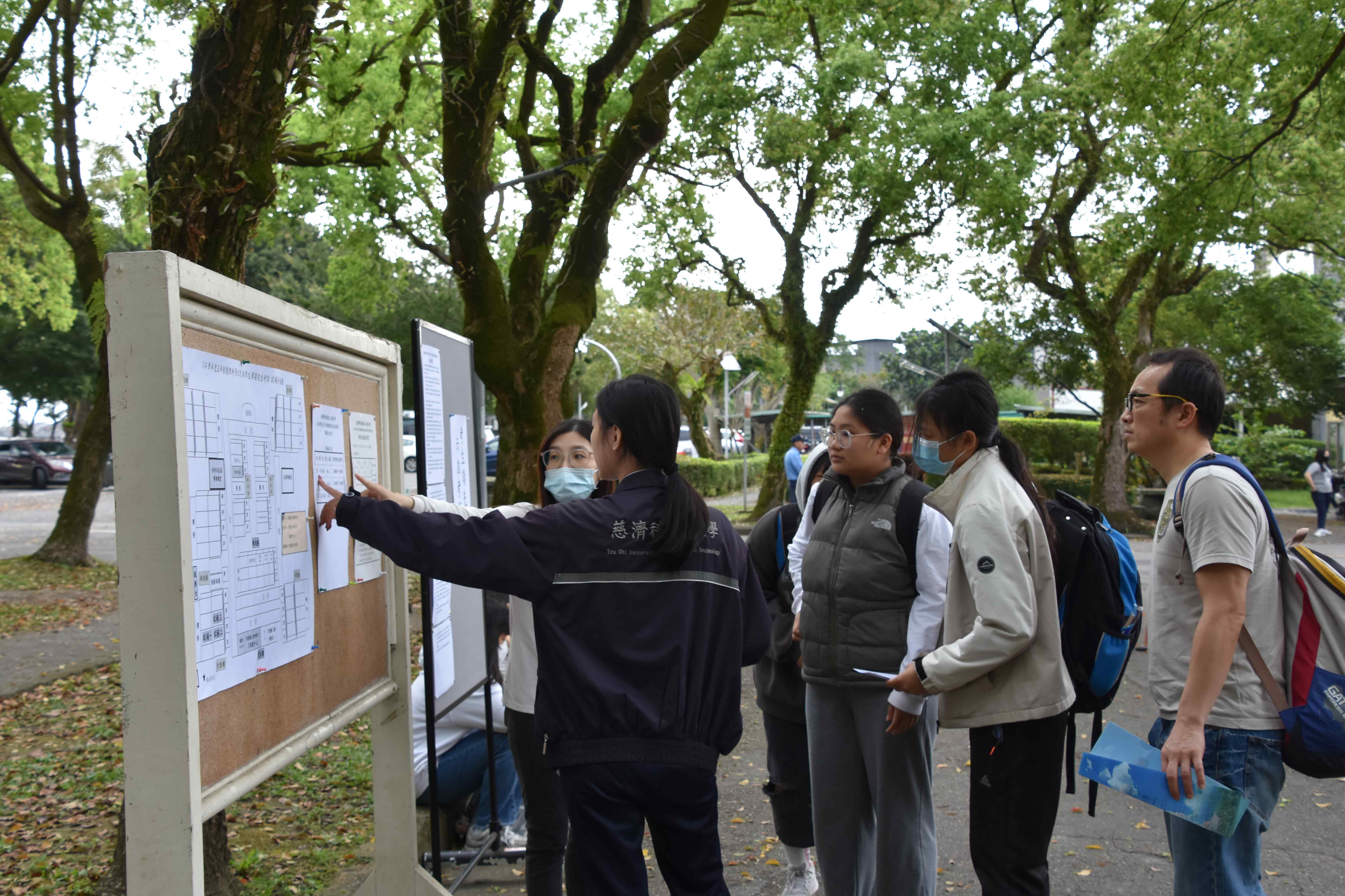 慈濟大學設置了服務台、護理站及休息區，並配有冷氣與防蚊液。