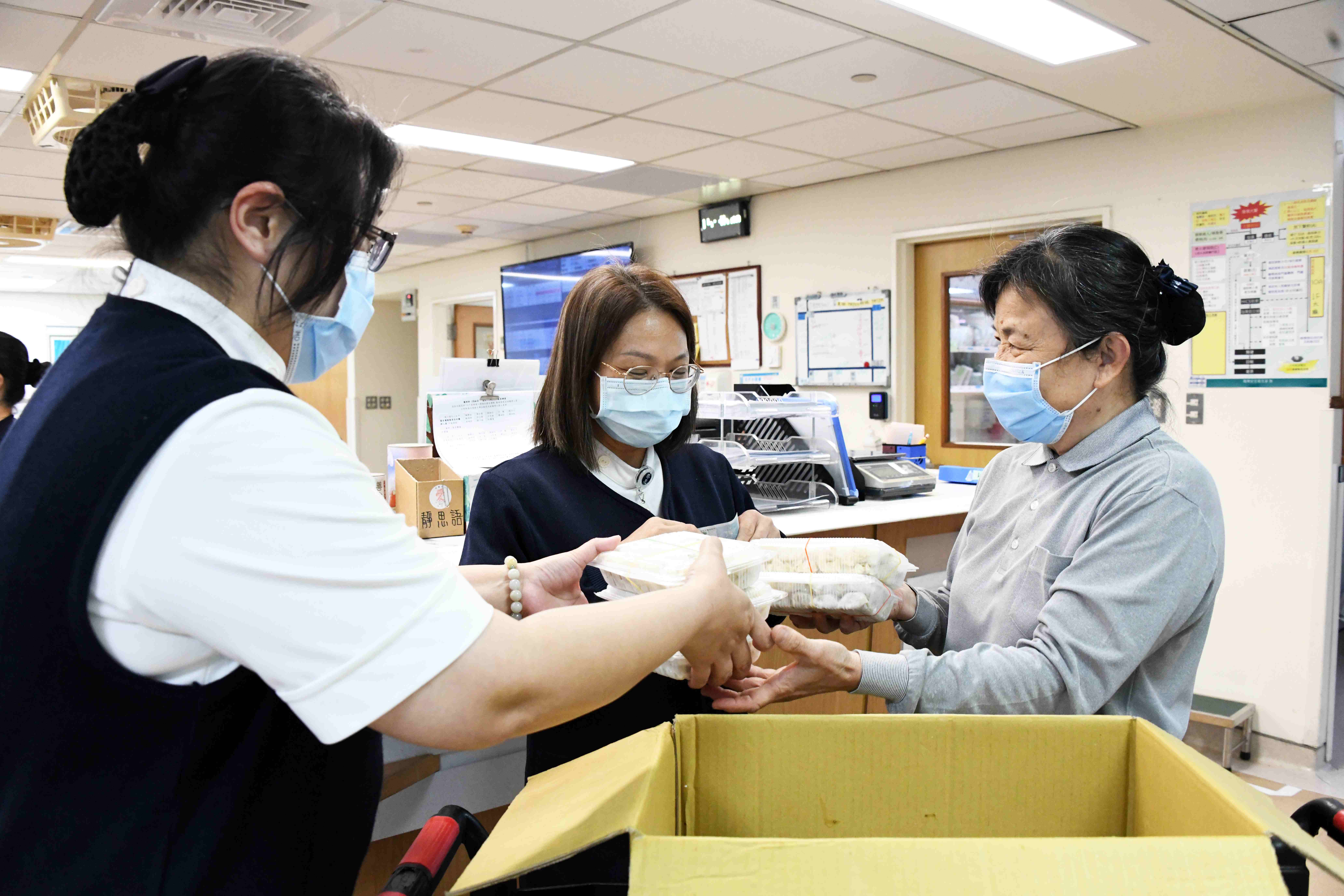 本次活動由人文室主任葉璧禎發起與統籌，目標製作200盒餛飩，10B護理長蘇秀倫(中)因10A護理長莊怡玲推薦得知活動後，立即發心購買數盒餛飩支援義賣。