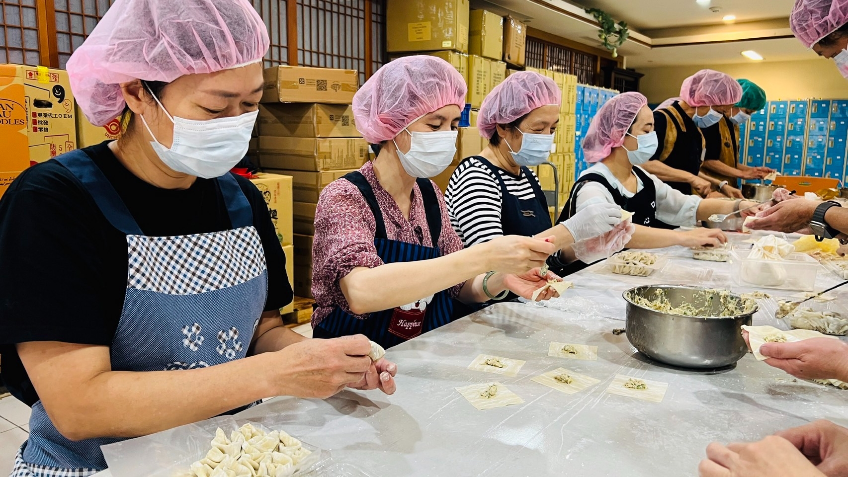 醫師娘與醫療志工共同投入，以實際行動援助災民重建家園。