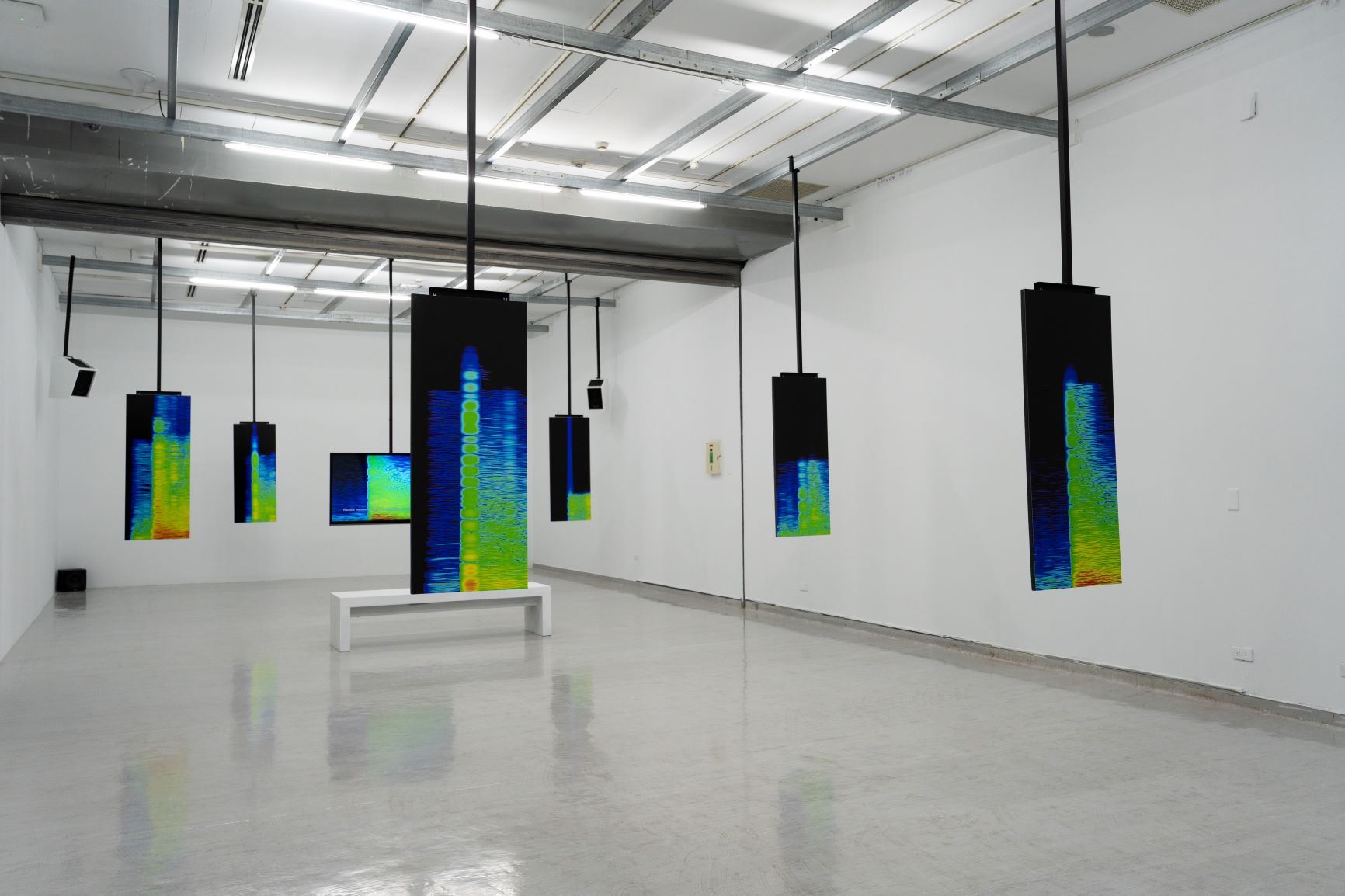 勞倫斯・阿布・哈姆丹(Lawrence ABU HAMDAN),〈聽力範圍外〉展出現場照 圖片由國美館提供。