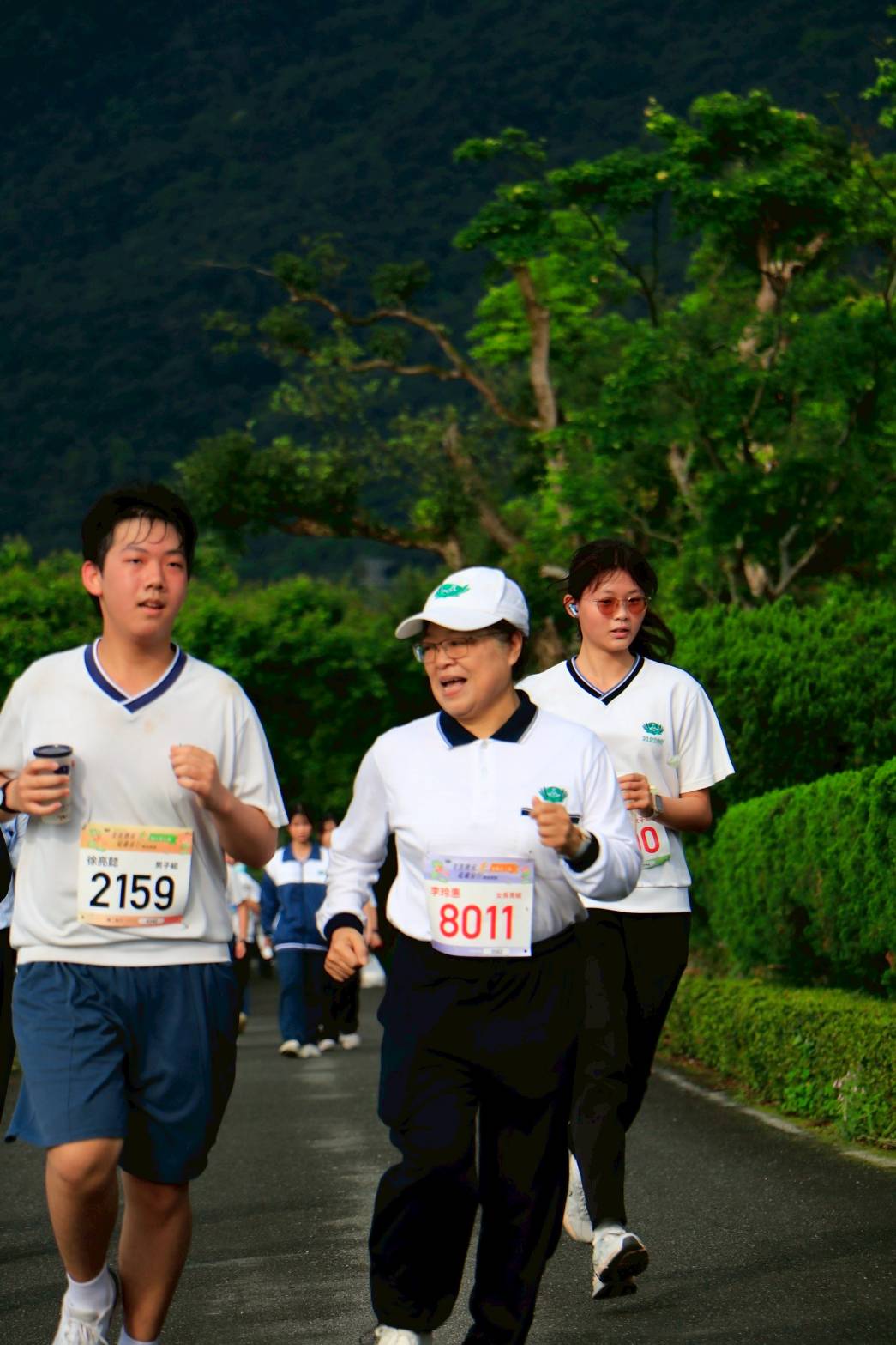 校長李玲惠和學生一起跑向終點。