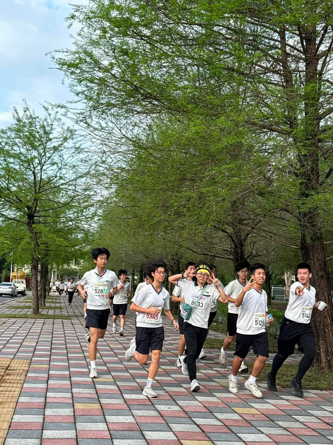 敏銳的精神勇往直前。