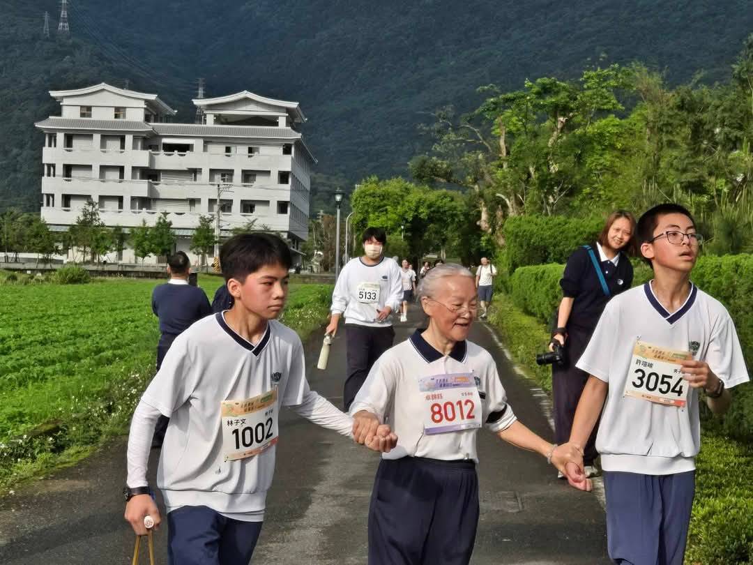 過程中師生相互扶持再大困難也不怕。