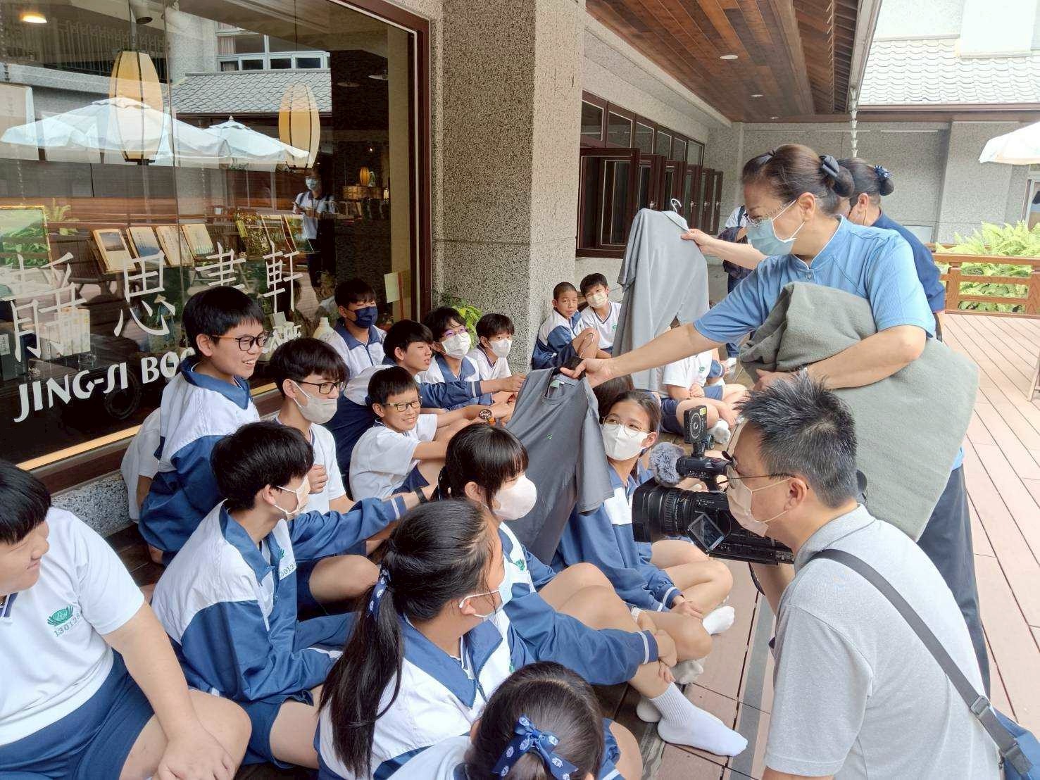 同學們親自觸摸靜斯科技寶特瓶再製產品。