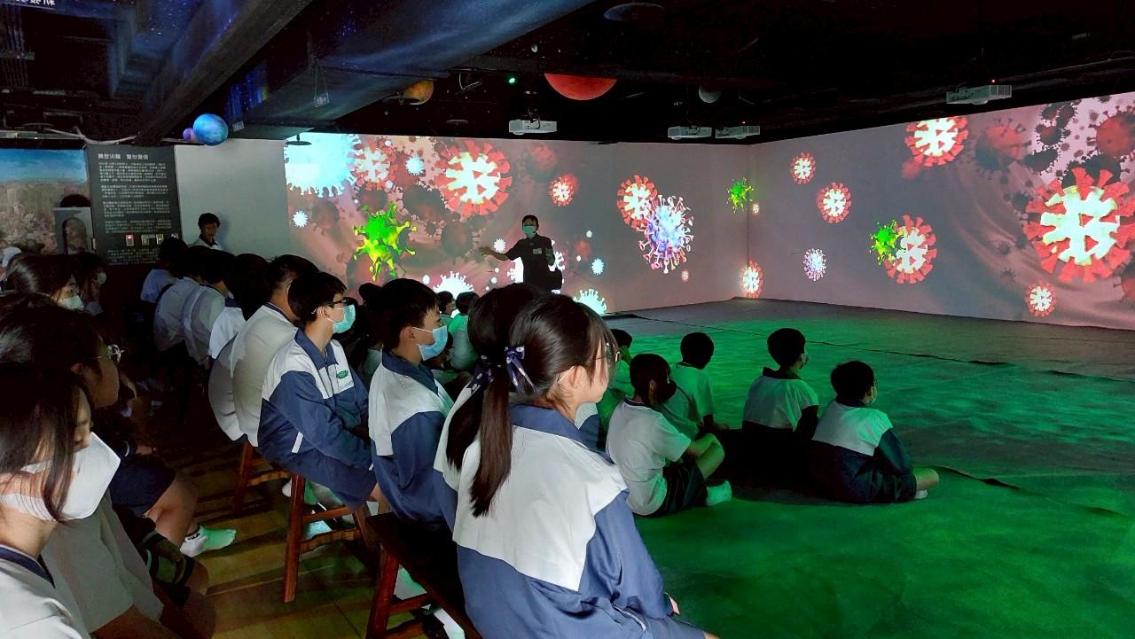同學們了解慈濟在COVID-19疫情期間捐贈疫苗的故事。
