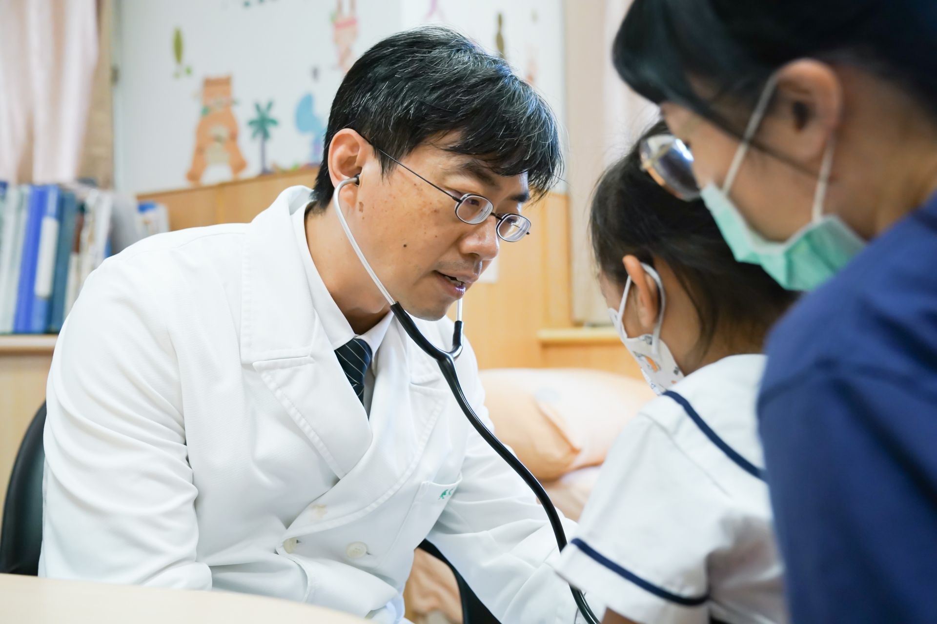 吳秉昇醫師看診示意照。