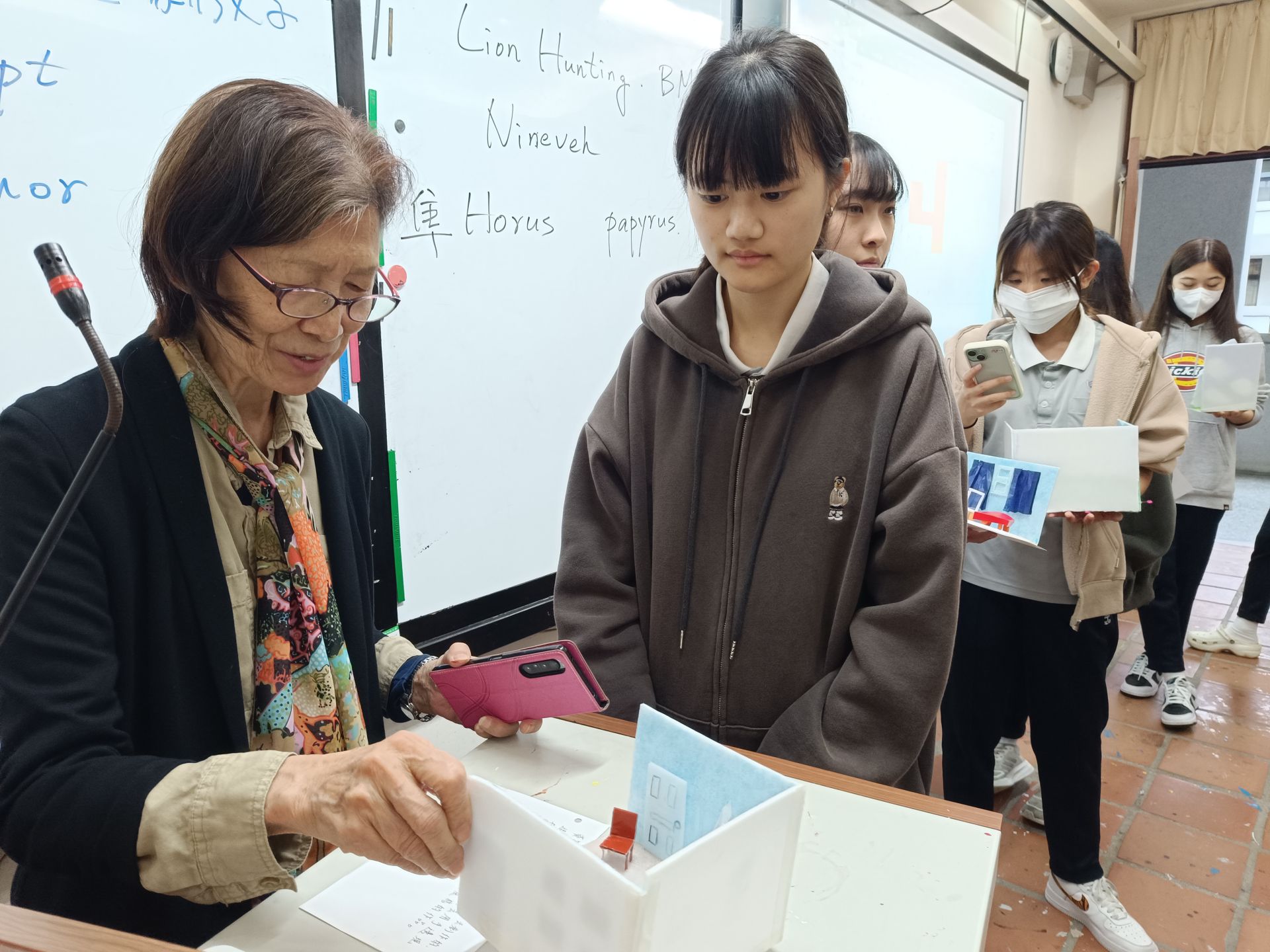 黃靜枝老師傾聽學生創作初衷,再逐一回饋
