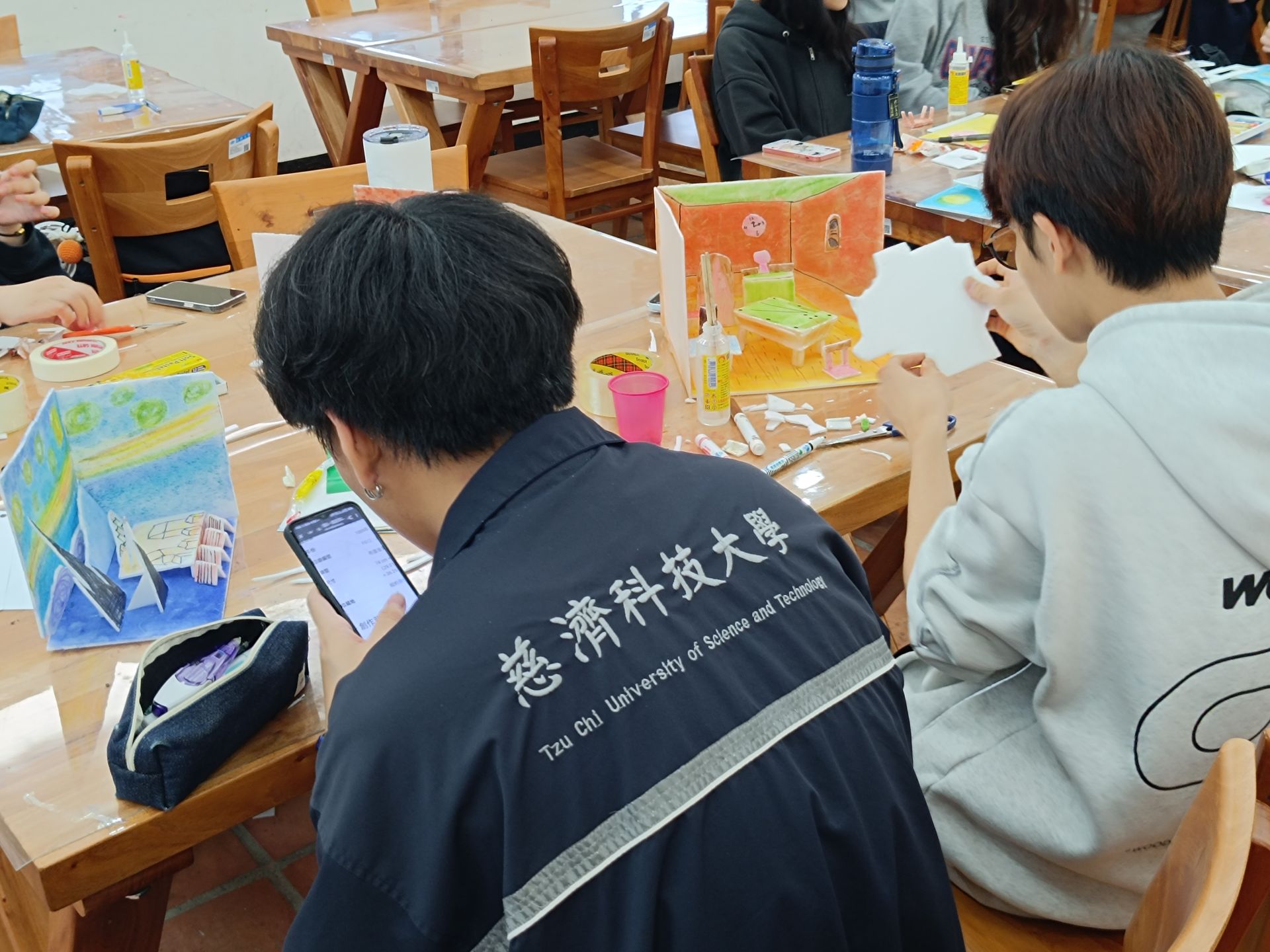學生各自解讀、創意無限,沉浸在手作的世界裡