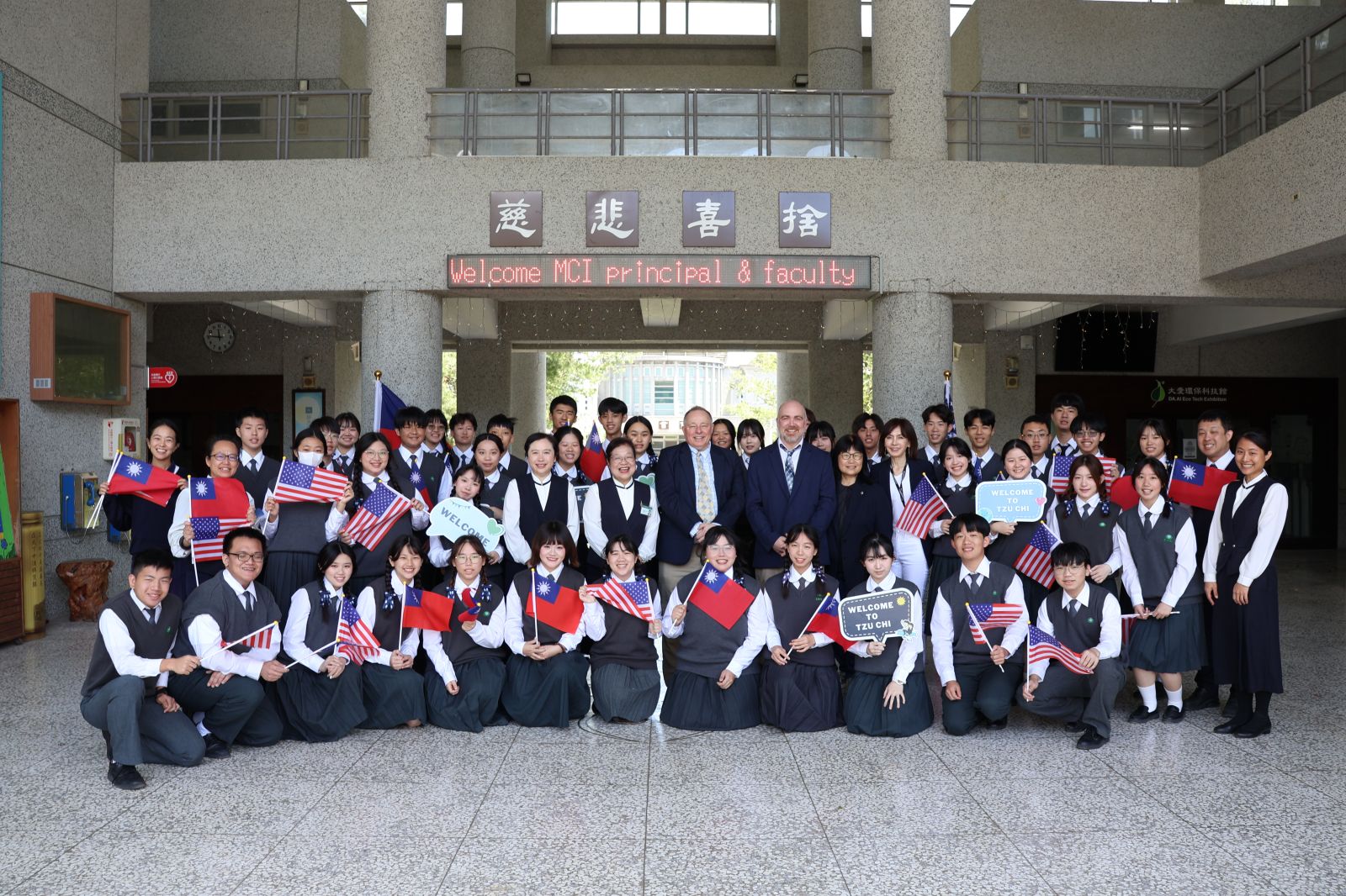 美國師長親訪瞭解雙聯學位學生學校生活