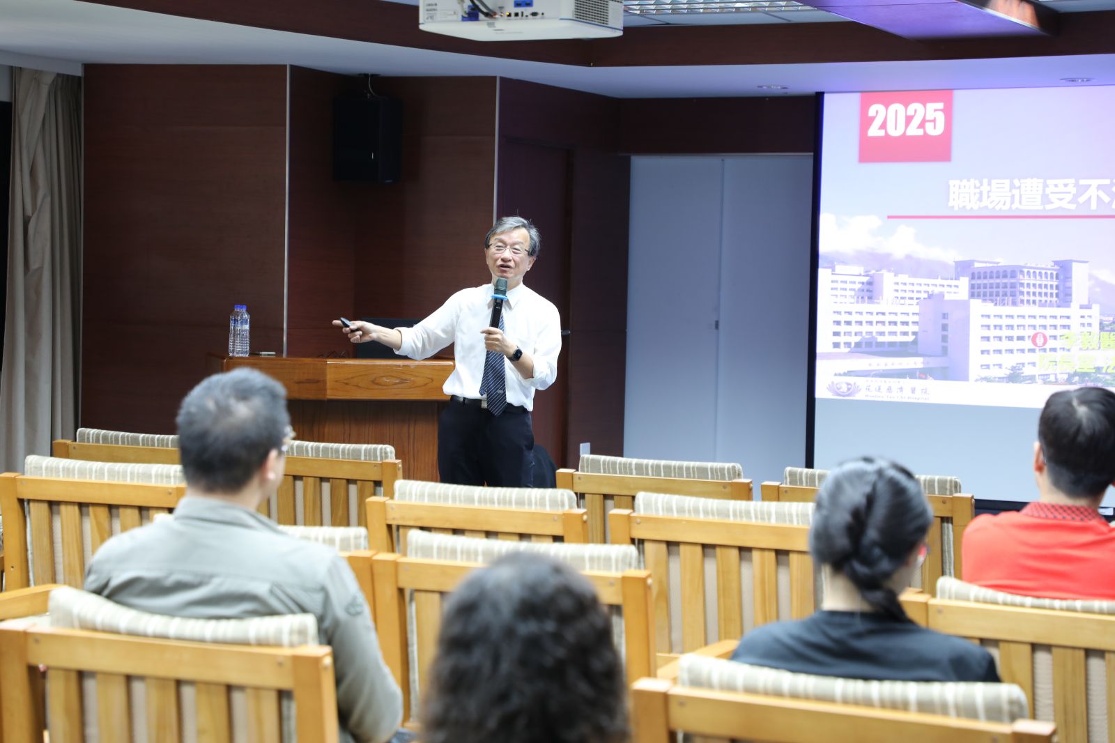 花蓮慈院醫務祕書李毅醫師是醫法專家,他熟知各種法條與醫療,深入淺出的演講獲得滿堂彩。