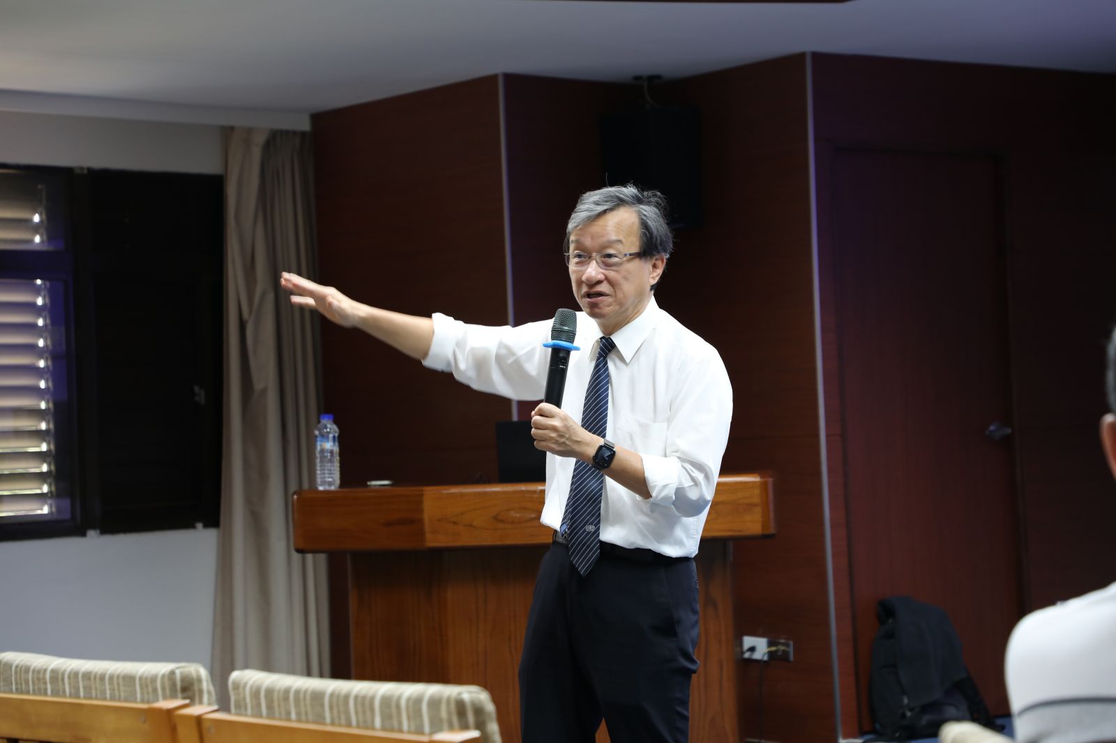 花蓮慈院醫務祕書李毅醫師是醫法專家,他熟知各種法條與醫療,深入淺出的演講獲得滿堂彩。