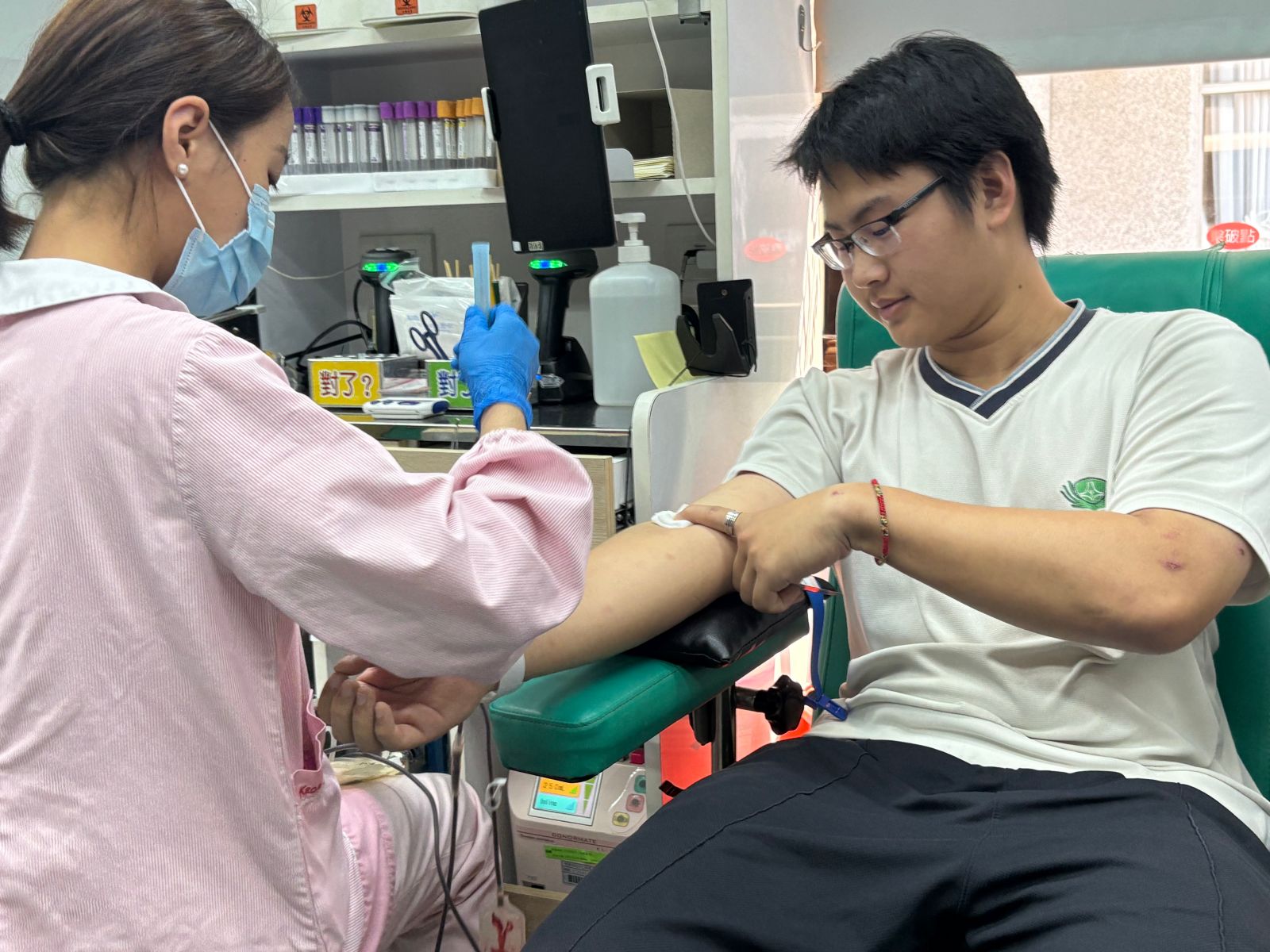 護理師在採血過程中，謹慎操作每一個環節，並且以親切的說明緩解學生的緊張感。