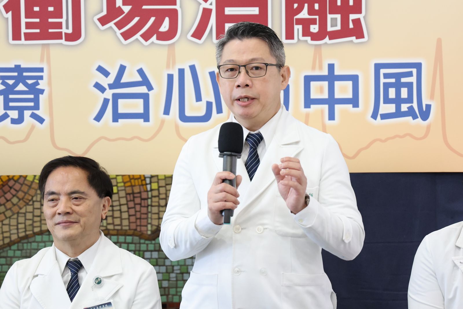 心臟內科主任謝仁哲表示,不論是射頻導管電燒(RFCA)、冷凍低溫消融 (CBA)術式,溫度在組織的傳遞穿透是非選擇性的,雖然消融範圍很小,但仍有少數可能傷害到鄰近組織。
