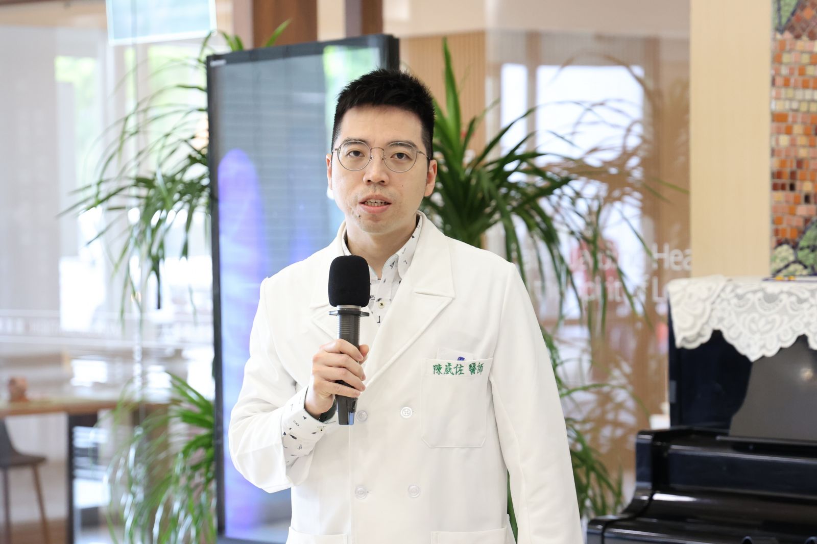 心臟內科醫師陳威佐指出,PFA脈衝場消融術的特點,利用極短時間釋放高壓電脈衝,選擇性電溶異常心肌細胞,達到心臟精準醫療。