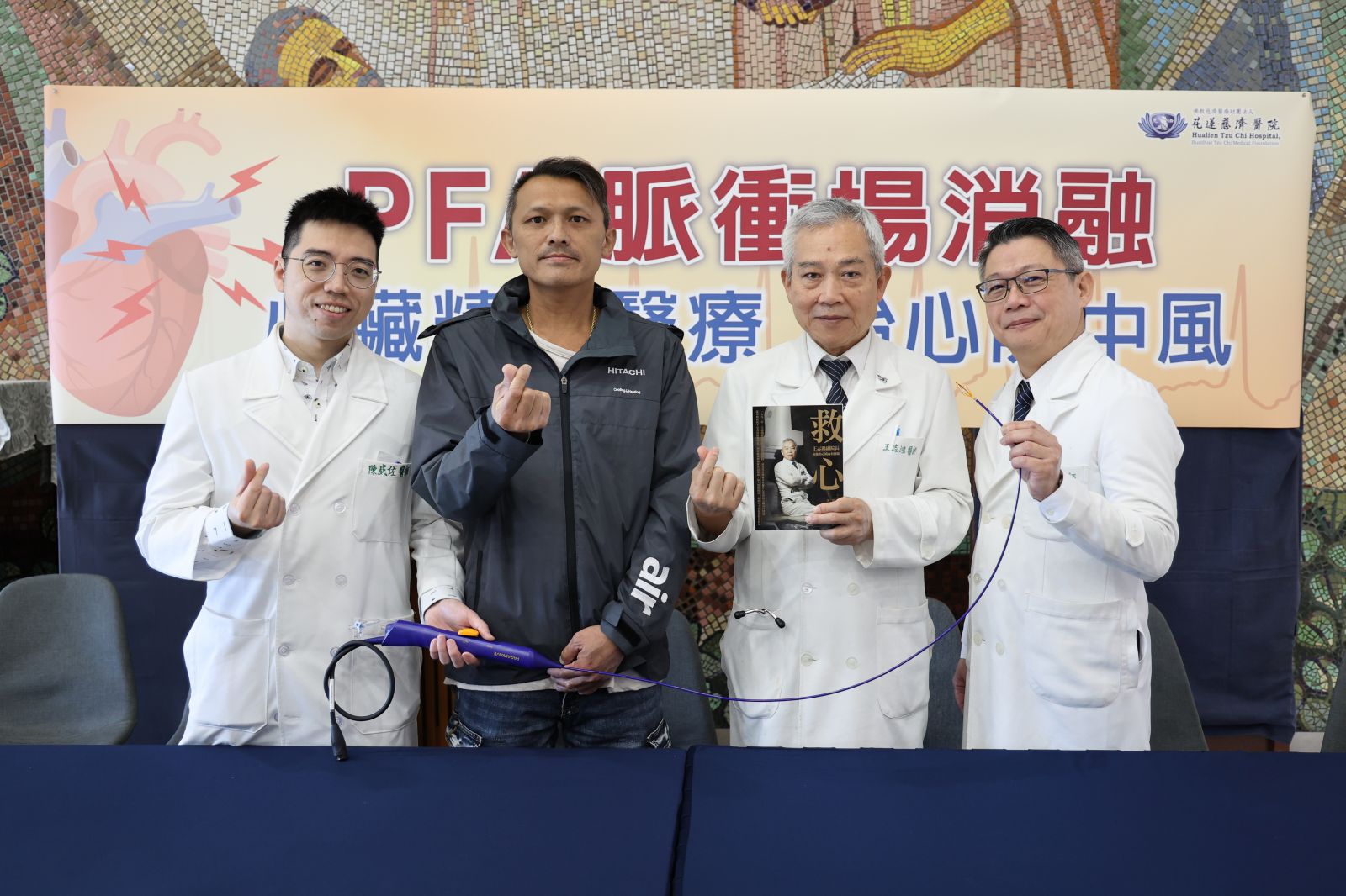 手術順利並恢復良好的黃先生(左二)感恩花蓮慈院內、外科醫療團隊,左起陳威佐醫師、王志鴻副院長、謝仁哲主任。