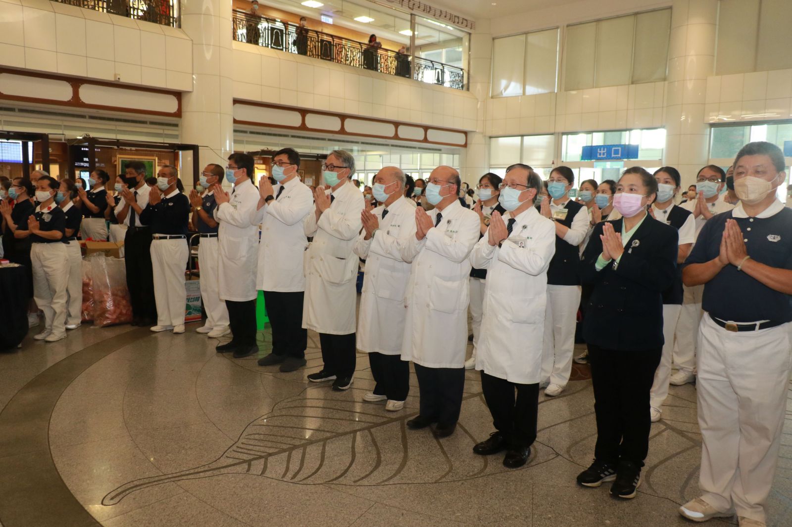 台中慈濟醫院響應救援緬甸強震,舉辦大愛共善惜福市集,簡守信院長(右三)與中區榮董召集人紀邦杰(右五)率眾人虔誠祈禱後啟動市集。