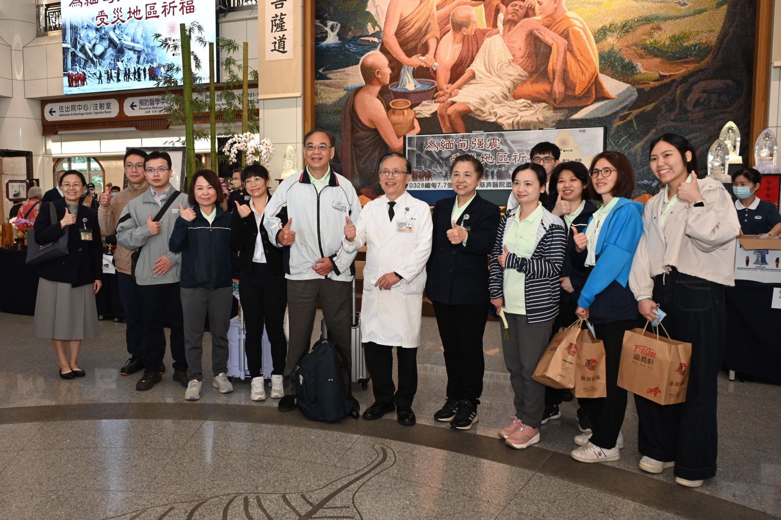正巧來觀摩代謝減重手術的大林慈院移植外科主任尹文耀(左六)也是緬甸華僑,趁空也與同仁到市集大採買為緬甸災民盡心力。