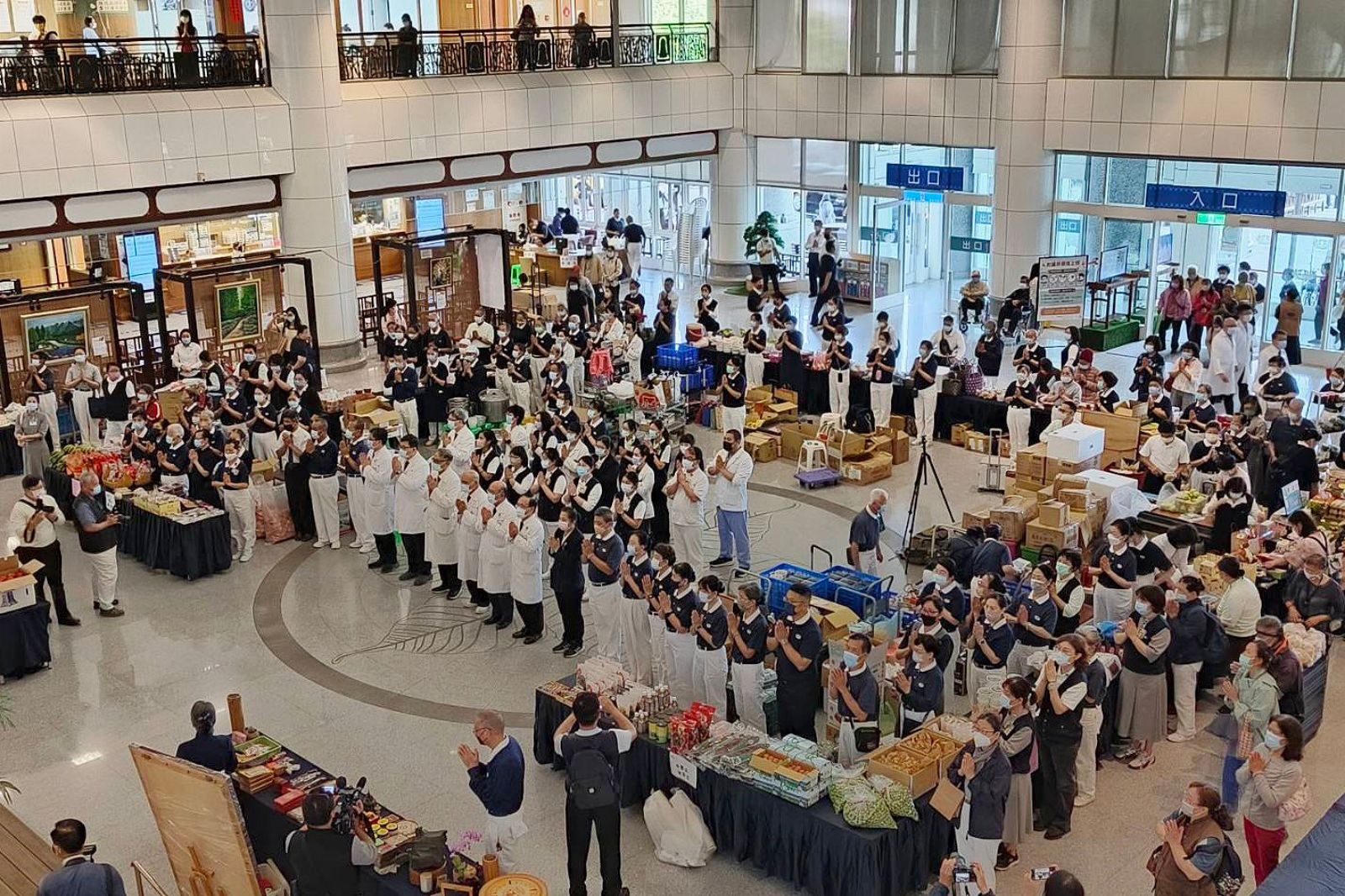 台中慈濟醫院響應救援緬甸強震,舉辦大愛共善惜福市集,在眾人虔誠祈禱後啟動市集。