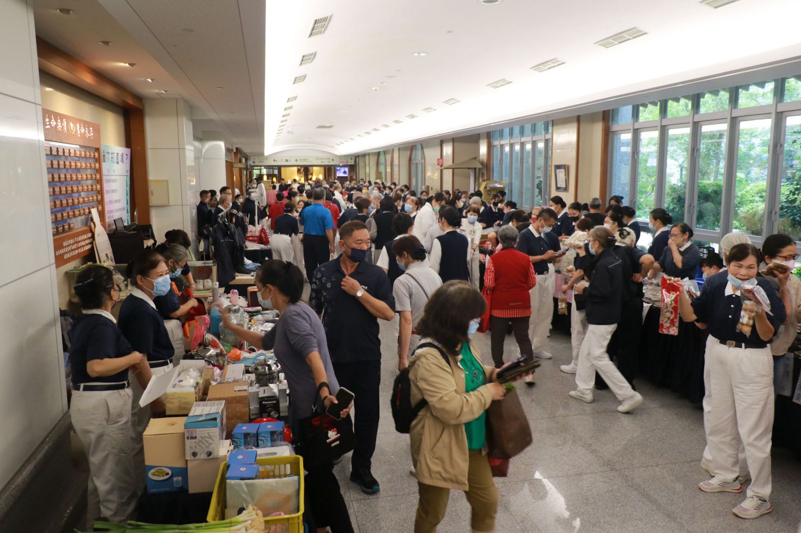 大愛共善惜福市集內容涵蓋惜福物資、手工藝品及特色美食,展現醫療與社區攜手行善、凝聚共善的力量。