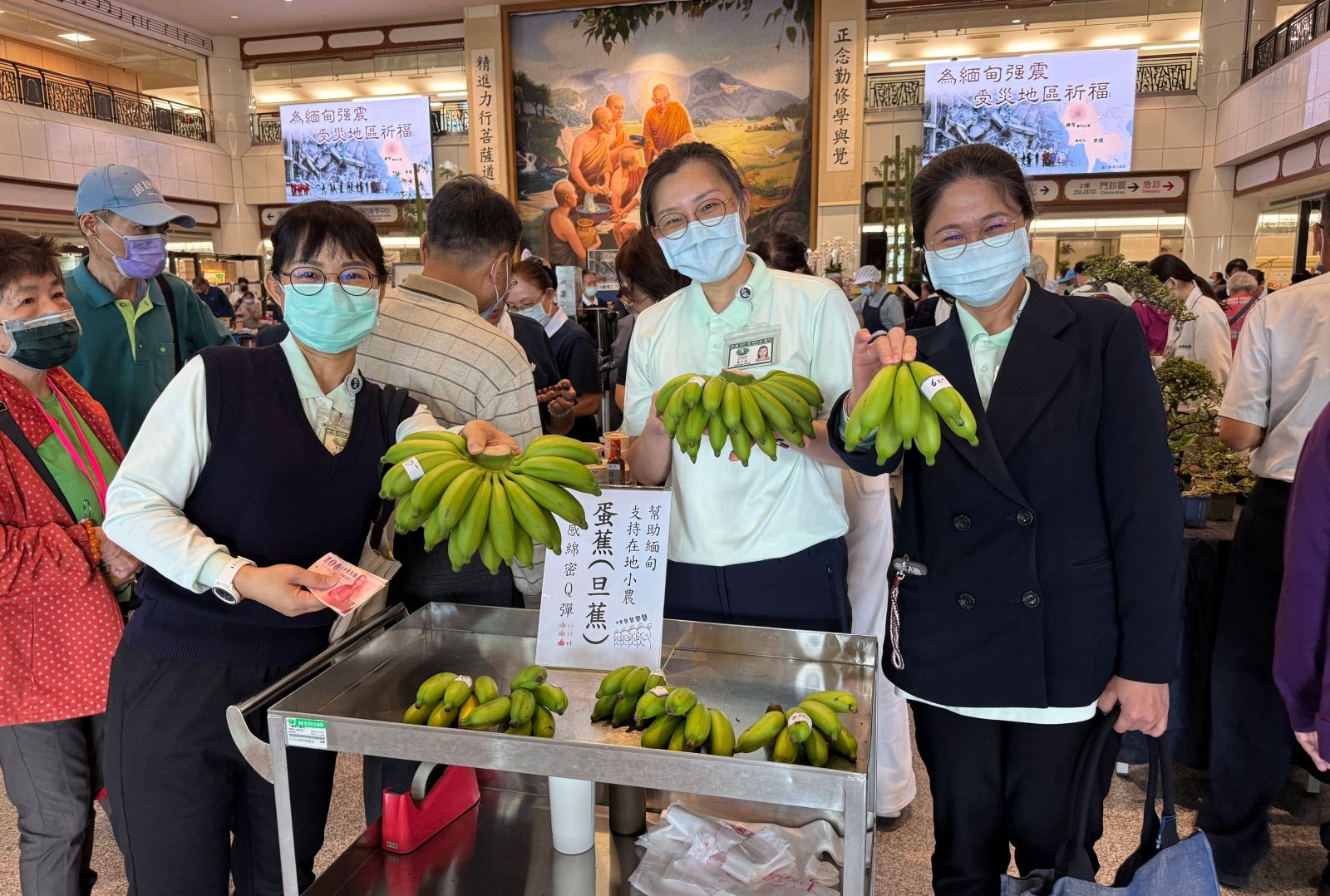 醫務部、研究部及教學部同仁主動向醫院長期關懷的照顧戶購買旦蕉來義賣,讓善心循環。