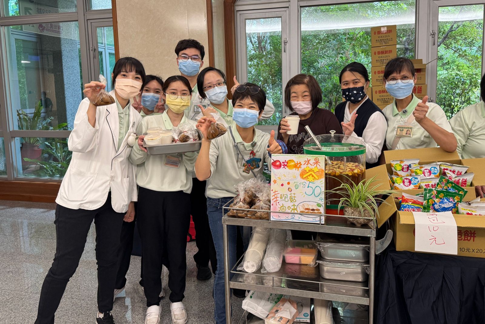台中慈濟護理之家日照中心由同仁帶領長輩手作水果茶,重拾參與社會的價值感。