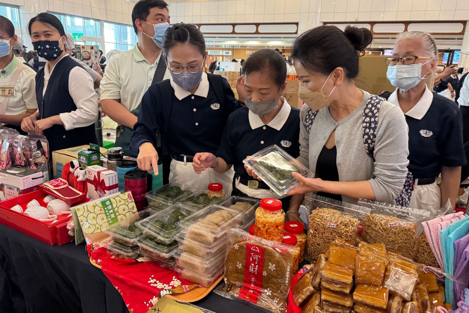 三義慈濟中醫醫院同仁與苗栗志工自製蓮子糕、發粿等客家點心,讓市集更添文化色彩。
