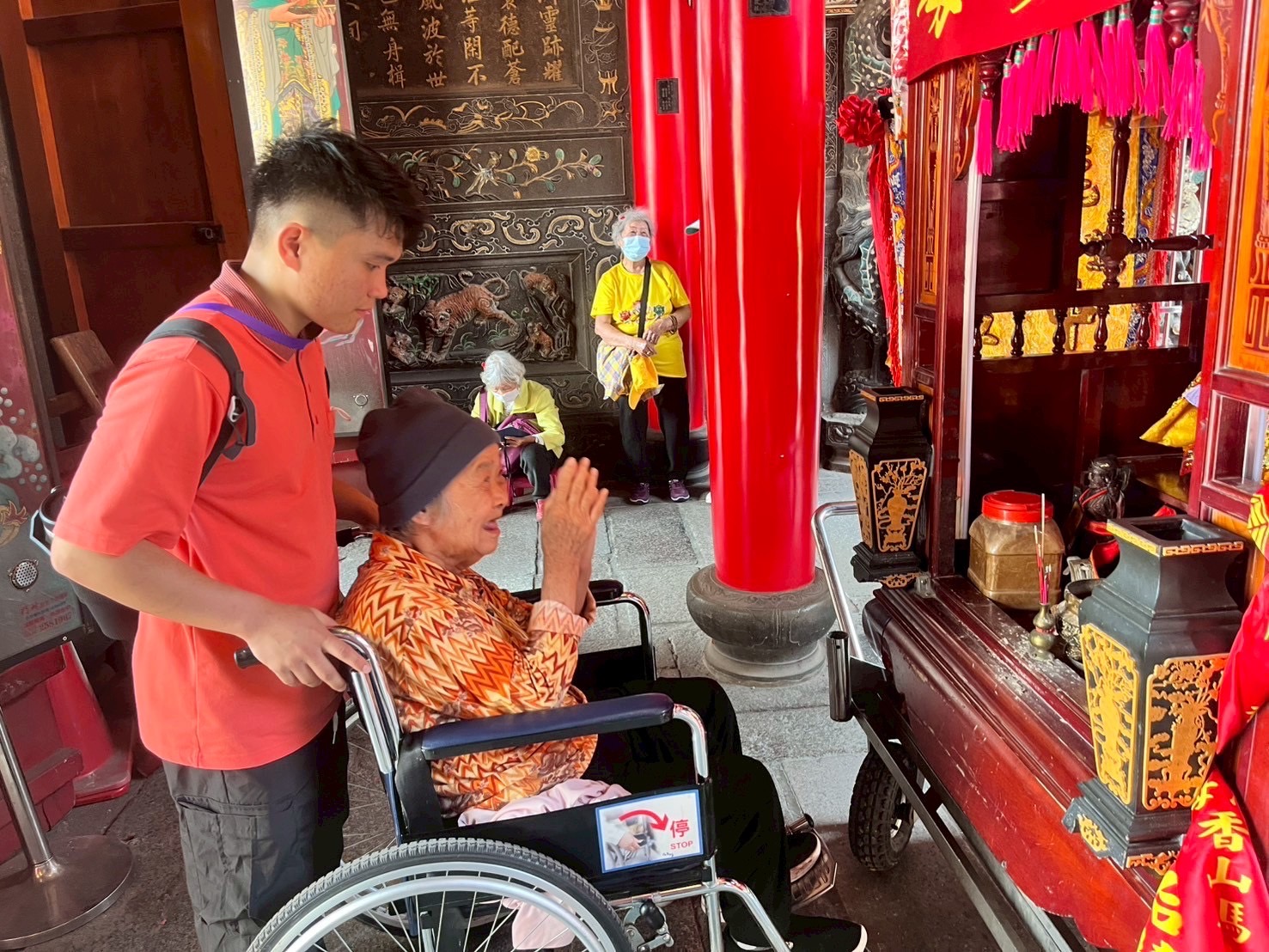 這趟媽祖信仰的祈福之旅,長輩臉上充滿笑容,同時也讓家屬得以喘息。